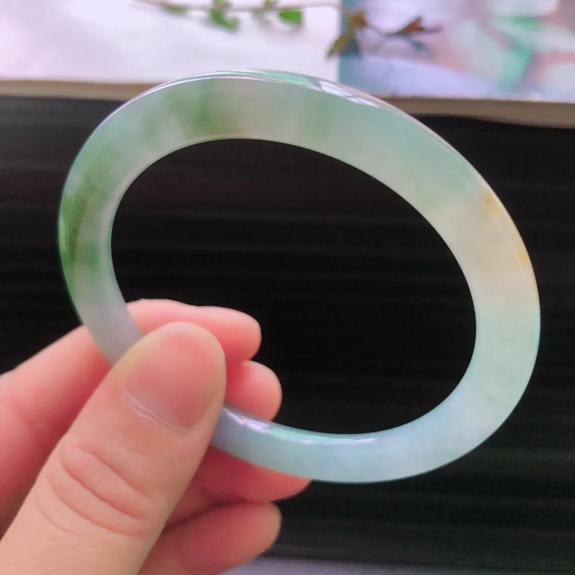 天然a货翡翠双彩圆条叮当手镯，玉质细腻，水润，种水足，圈口：51.8mm