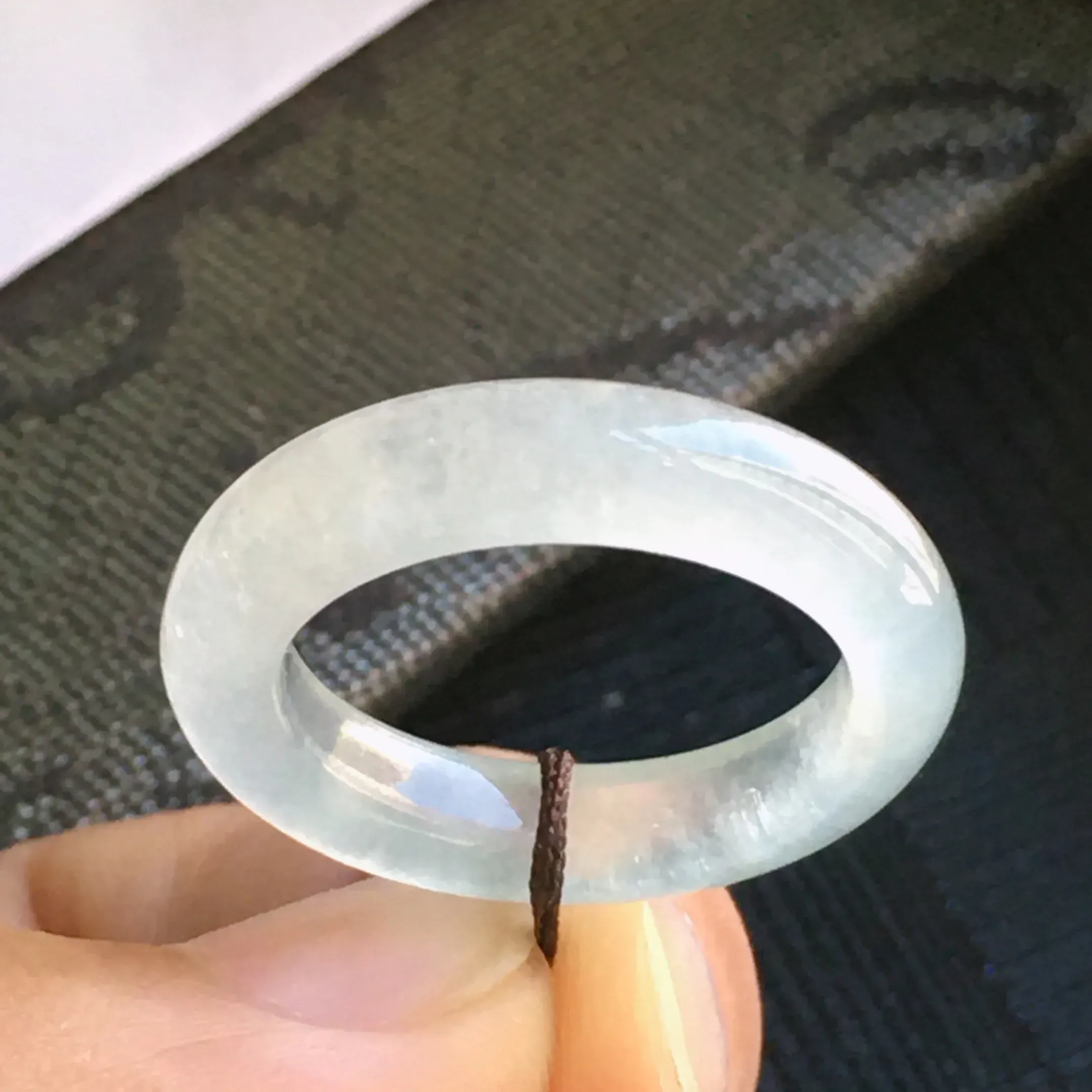 翡翠冰种圆戒指环，种水好玉质细腻温润，通透漂亮。内径：17.6mm（16号指圈）
