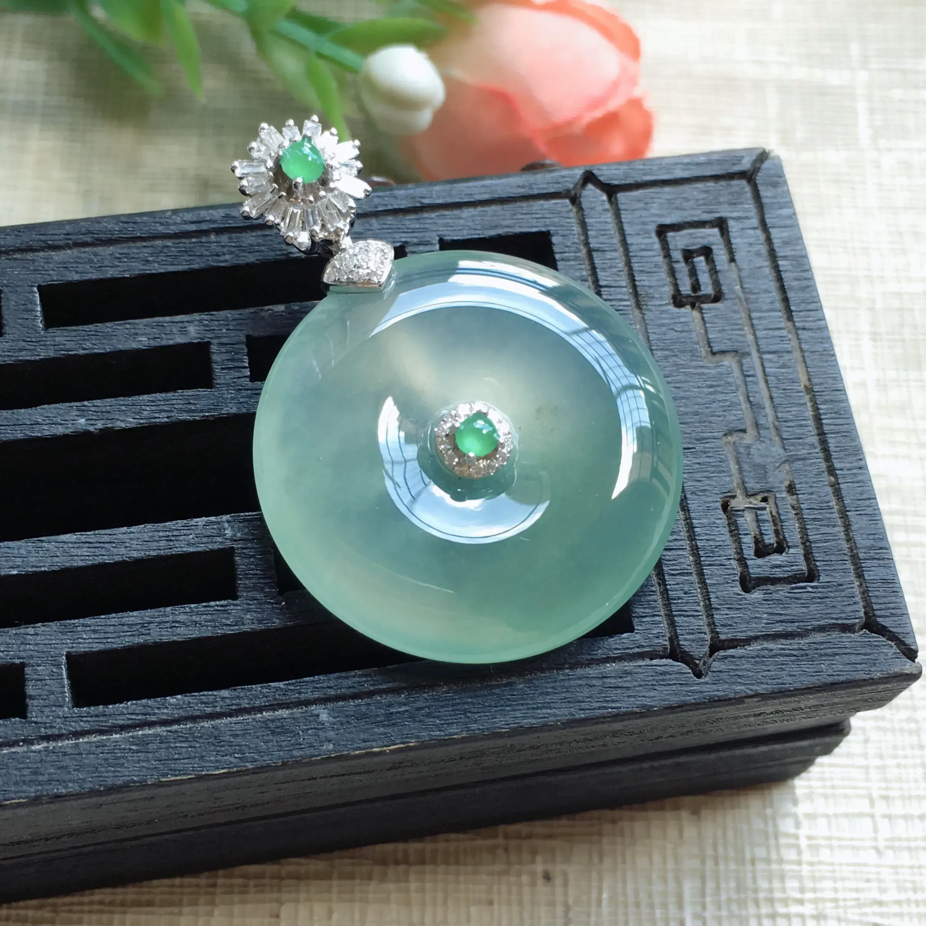 天然a货翡翠 【自然光实拍摄】18k金 冰润平安扣吊坠, 玉质莹润,圆润