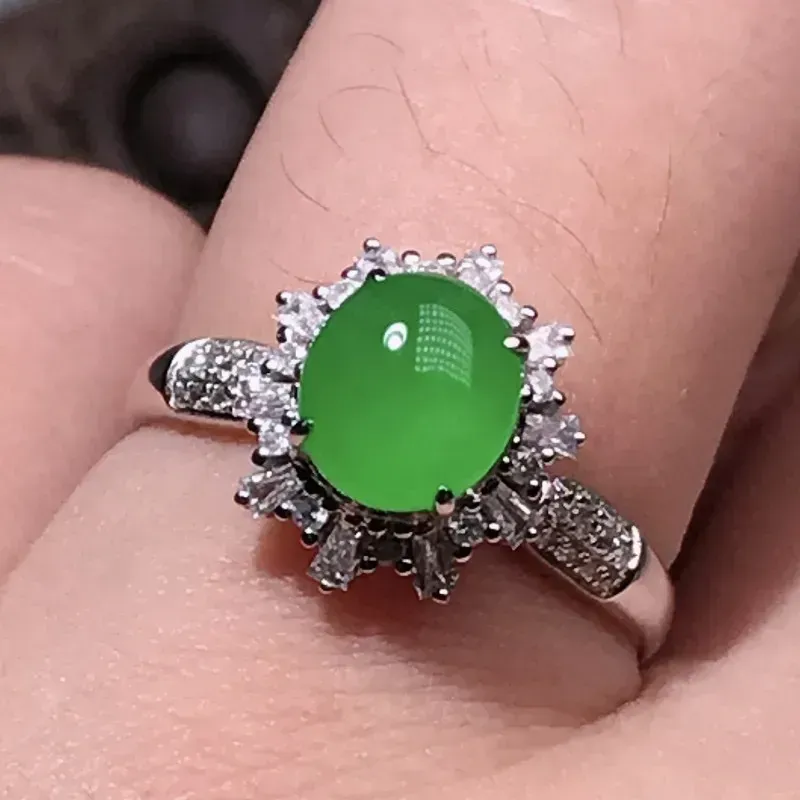 严选推荐 戒指，老坑冰种阳绿色翡翠蛋面女戒指，18k金伴钻精致镶嵌而成，品相佳，佩戴效果出众，