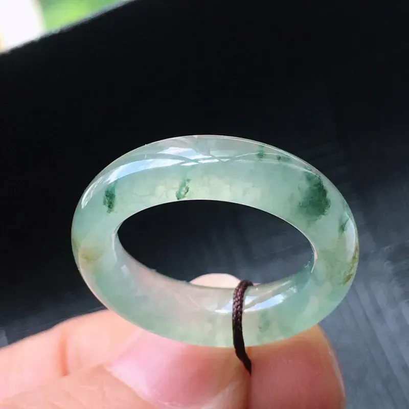 翡翠冰种飘花圆戒指环，种老玉质细腻温润，通透漂亮。内径：17.0mm