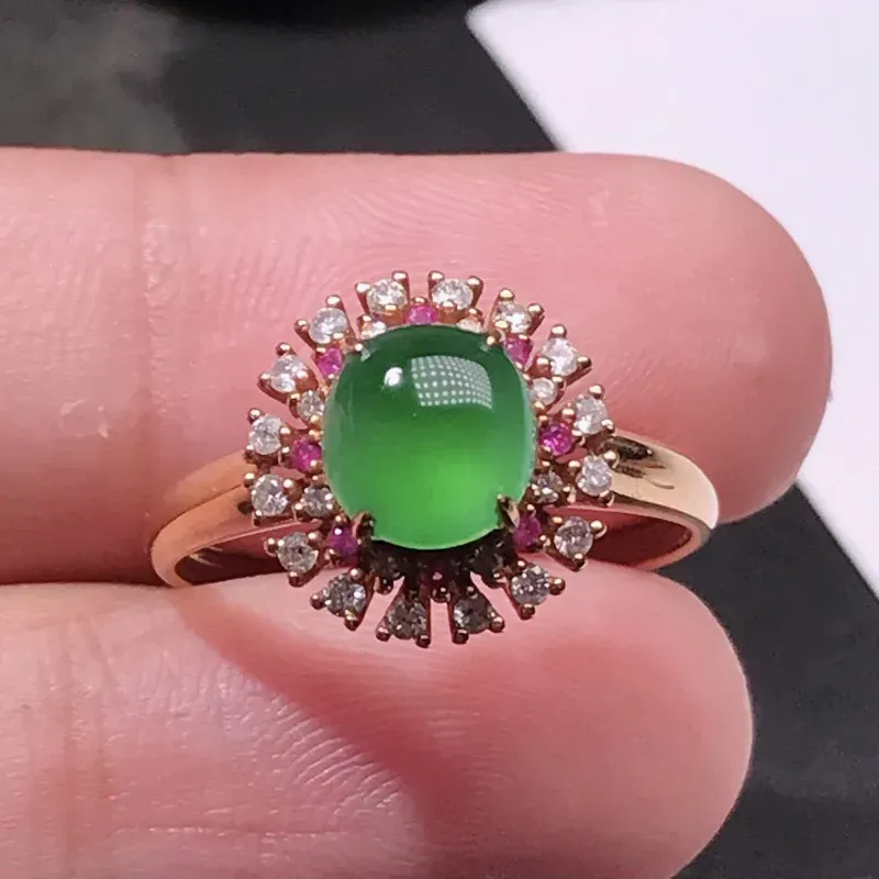 严选推荐戒指，老坑冰种满绿色翡翠蛋面女戒指，18k金伴钻搭配宝石镶嵌而成，品相佳，佩戴效果佳，