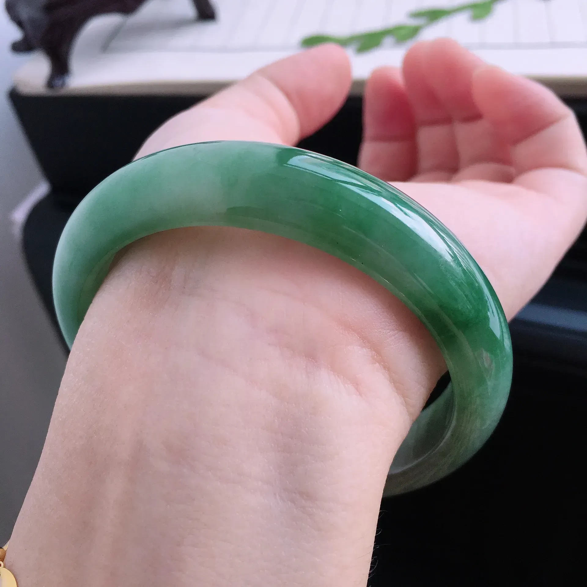 满绿宽边手镯,内径:58.1mm天然a货翡翠手镯,玉质细腻 种水足