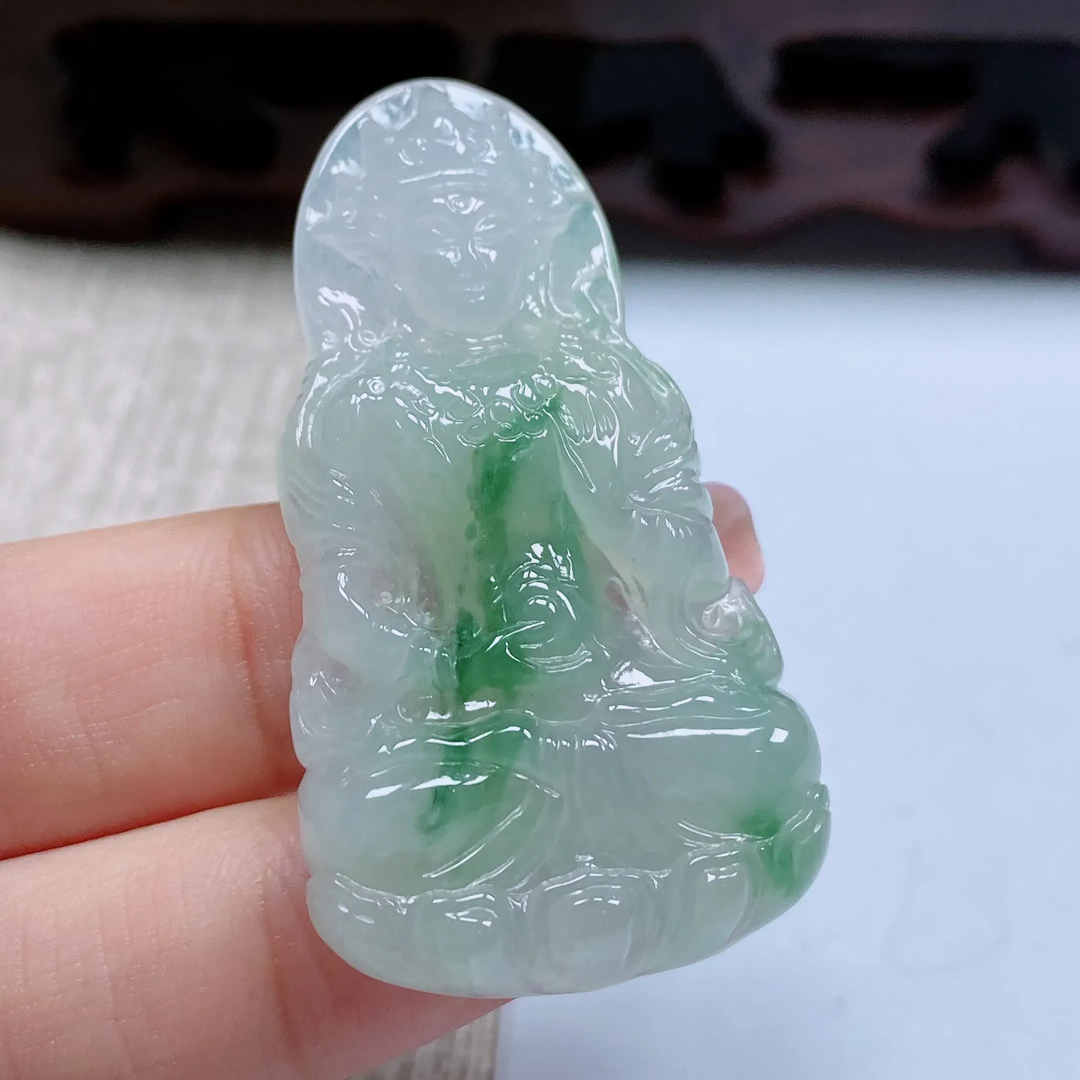 飘绿度母挂件,无质细腻,水润飘花,雕工精细,佩戴效果更佳-对庄翡翠网