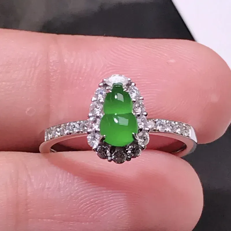 严选推荐戒指，老坑冰种阳绿色葫芦女戒指，18k金钻精致镶嵌而成，品相佳，佩戴效果出众，尽显气质