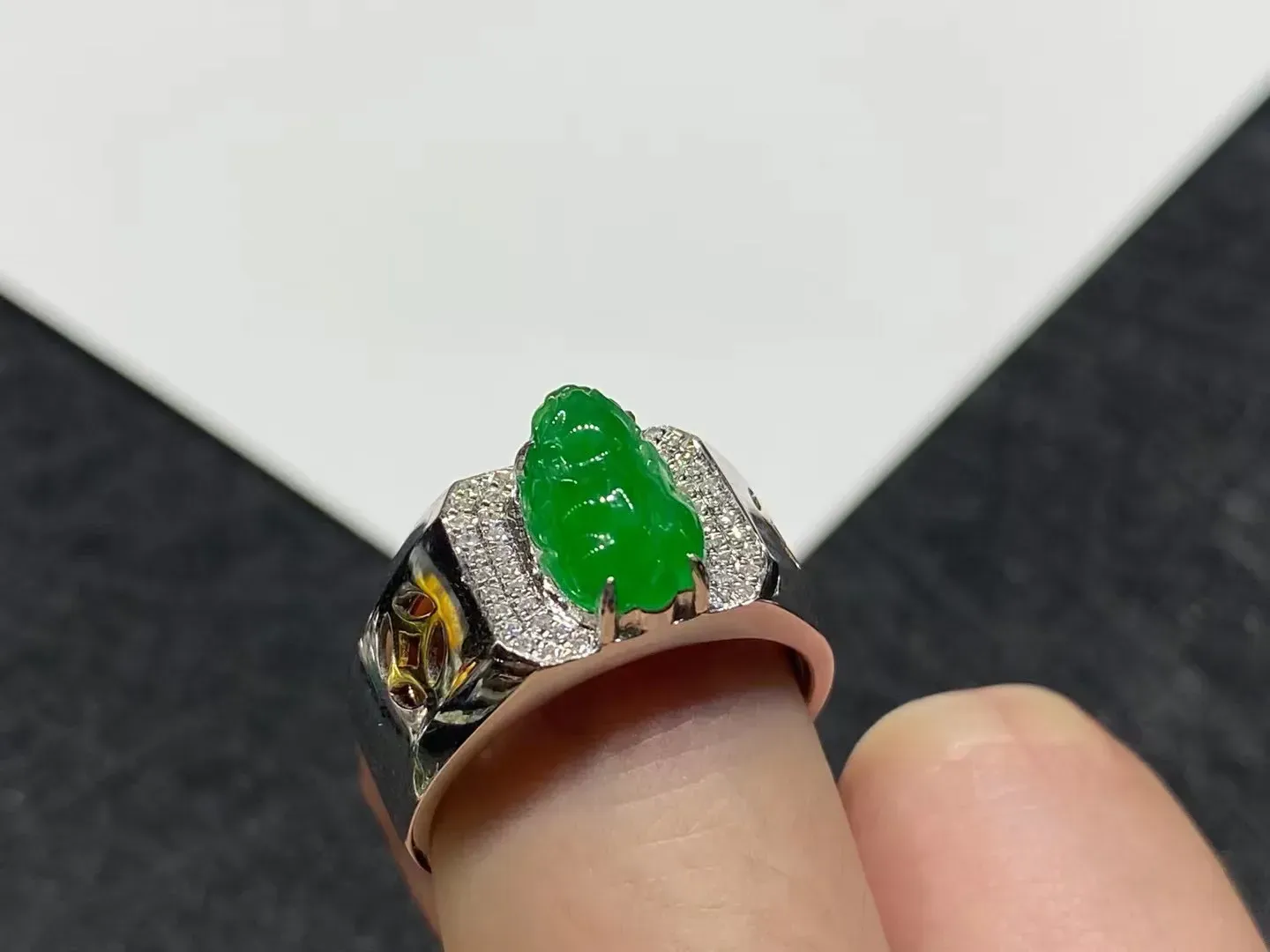 冰阳绿貔貅戒指 裸石10.6-7-4.8，圈口17，18K真金真钻镶嵌