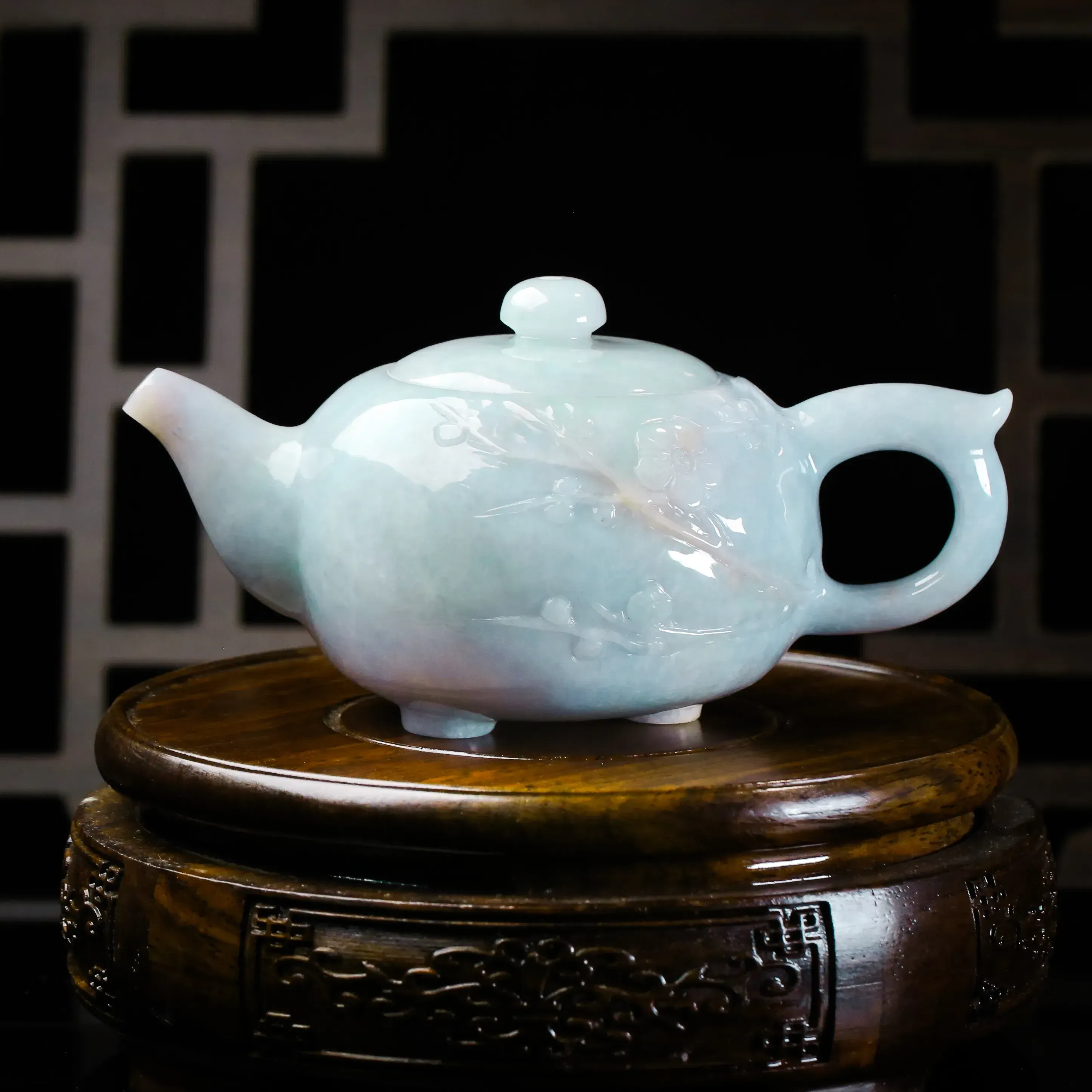推荐雕花茶壶翡翠摆件。手工雕刻，雕琢细致，壶身尺寸：128*75.3*62.7mm。