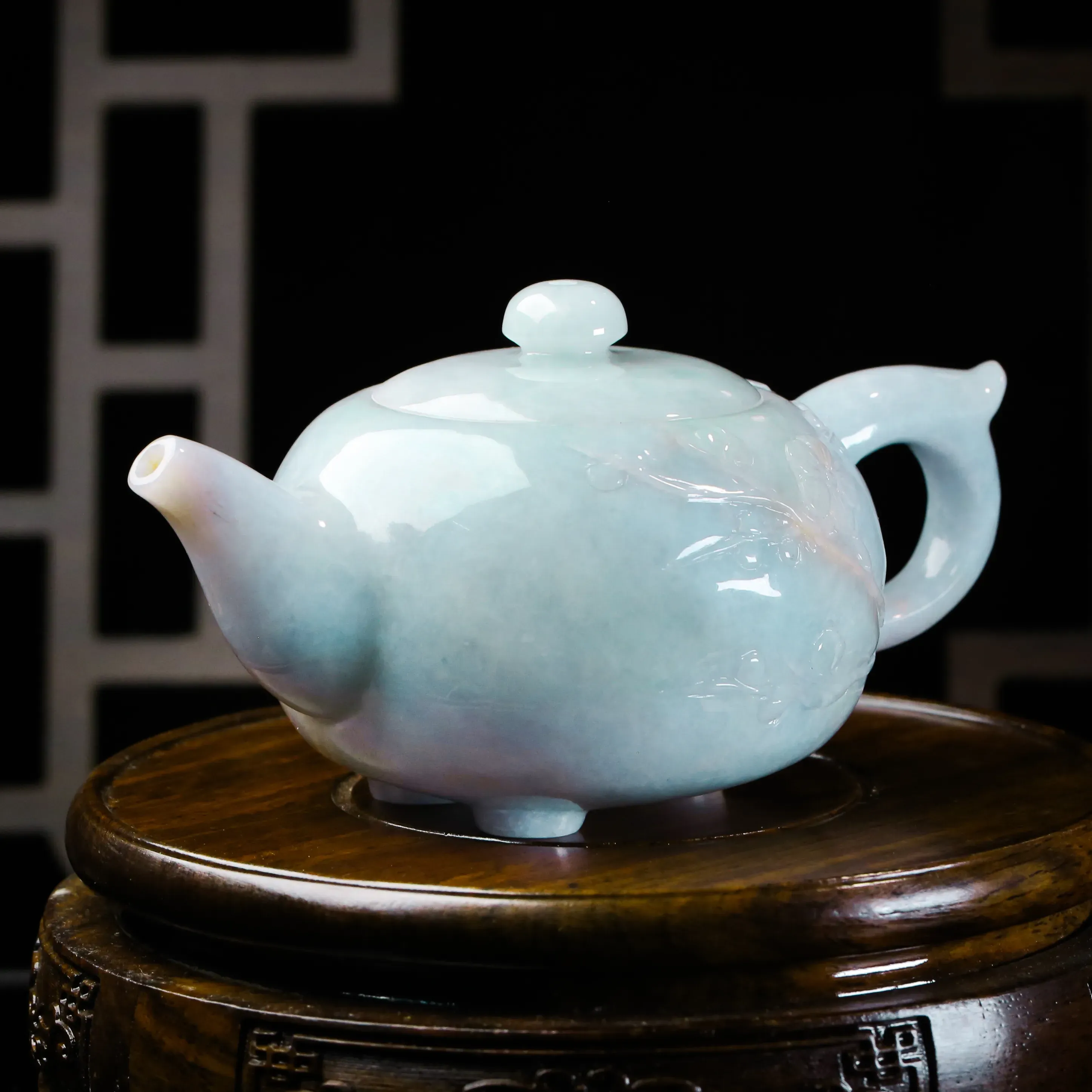 推荐雕花茶壶翡翠摆件。手工雕刻，雕琢细致，壶身尺寸：128*75.3*62.7mm。