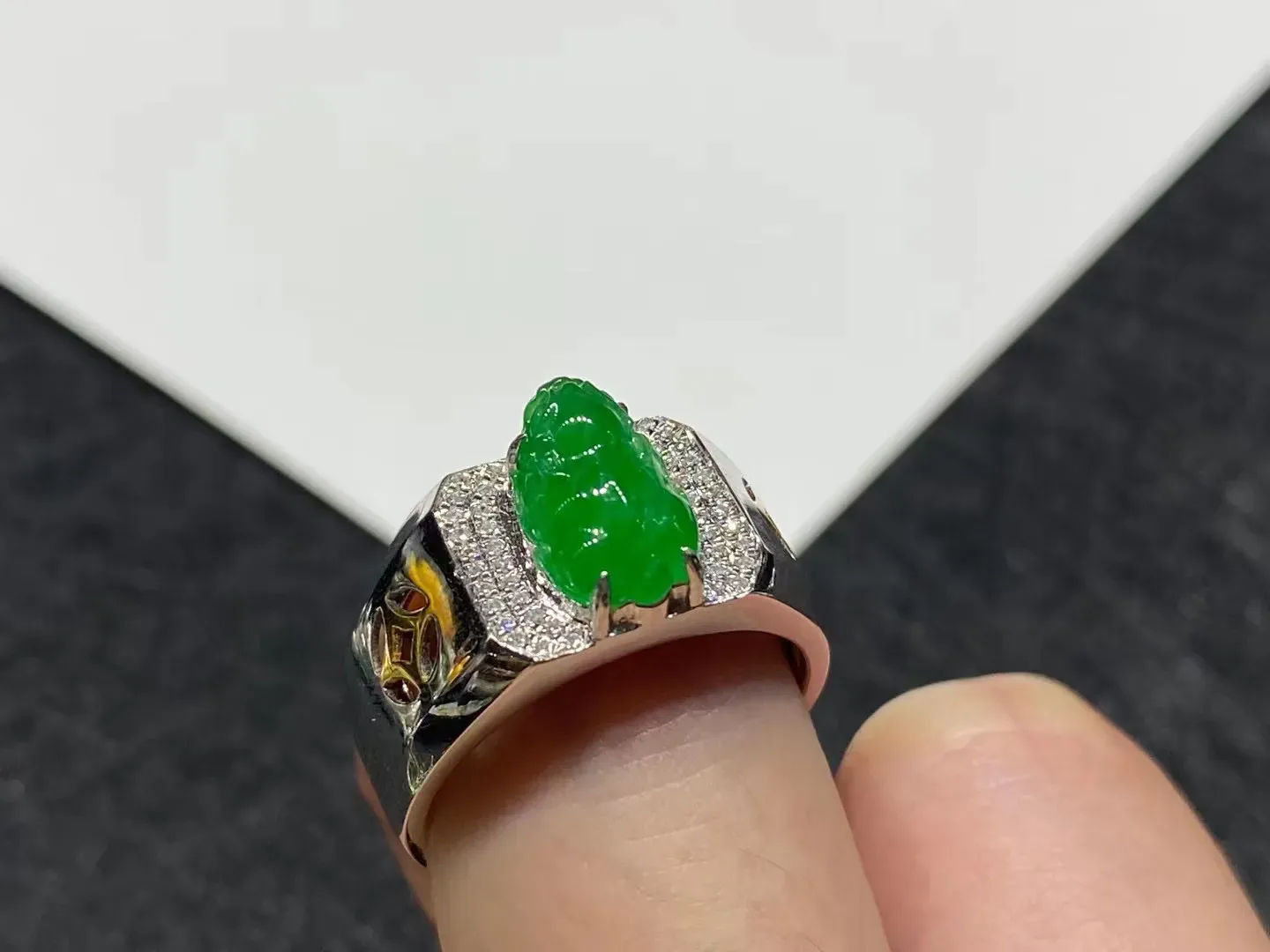 冰阳绿貔貅戒指 裸石10.6-7-4.8，圈口17，18K真金真钻镶嵌