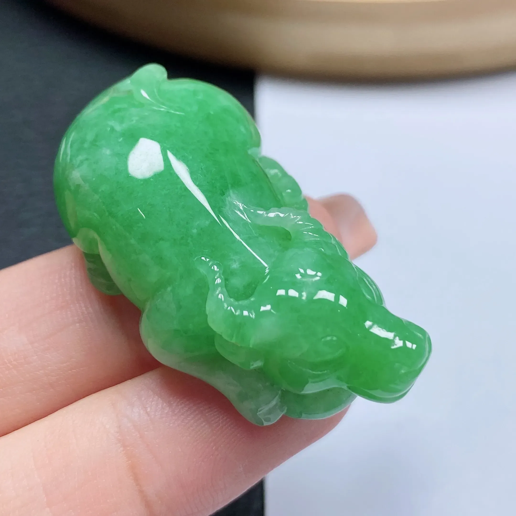 天然a货翡翠,水润满绿扭转乾坤挂件吊坠,玉质细腻,形体漂亮,色彩迷人