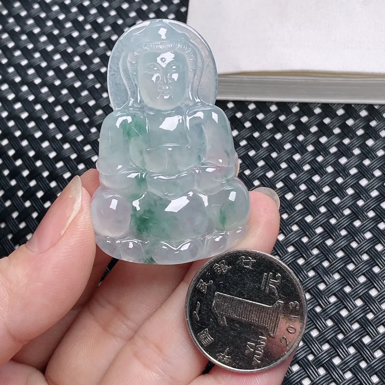 冰糯种飘花观音吊坠 种水好 飘花灵动 雕工精细 形体饱满 料子细腻 面相慈祥 线条轮廓优美自然 佩戴高贵大方 商品尺寸49.8*33.6*5.4mm