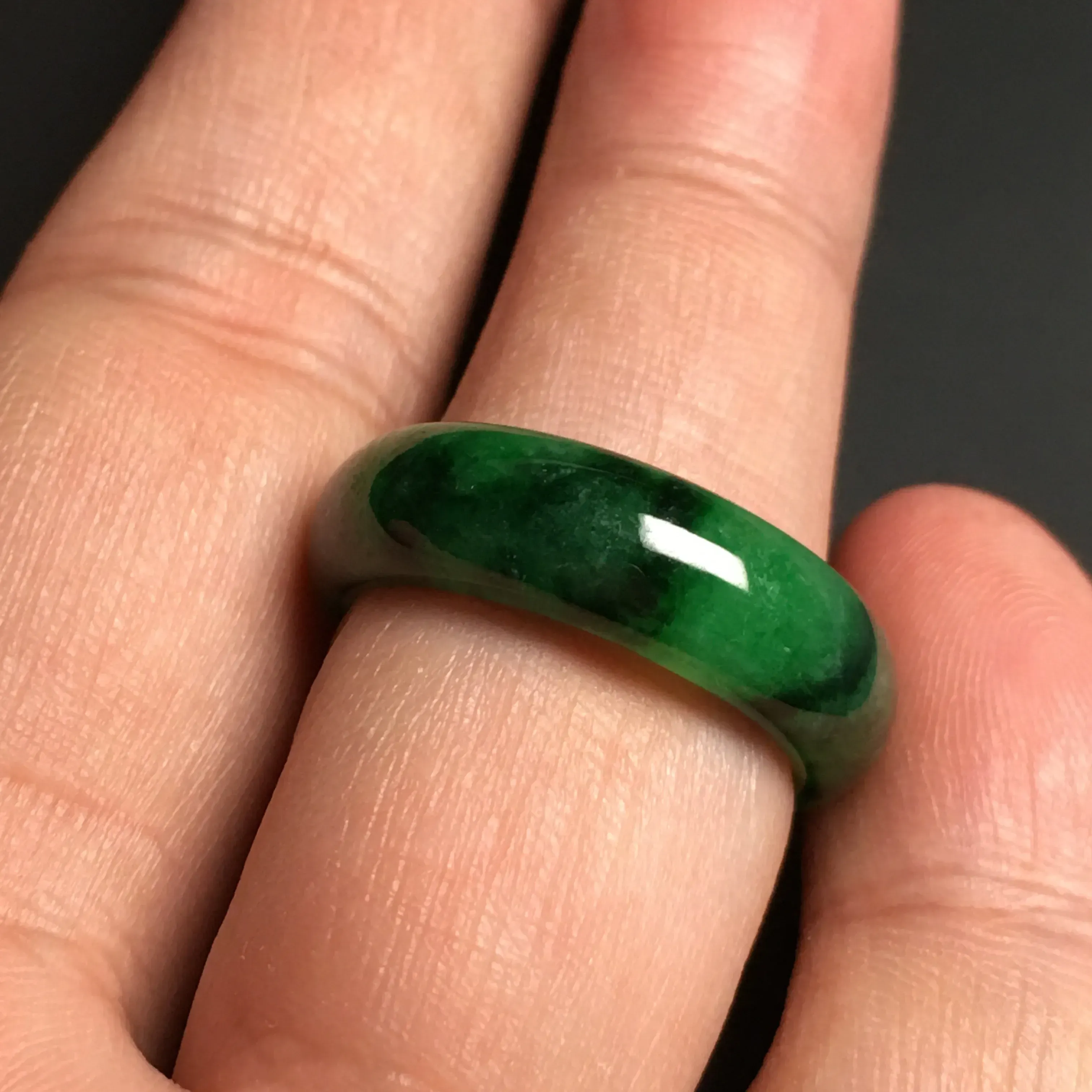糯化种阳绿指环 内直径19.1毫米 外径25.6宽6.8厚3毫米 翠色艳丽 质地细腻 款式时尚