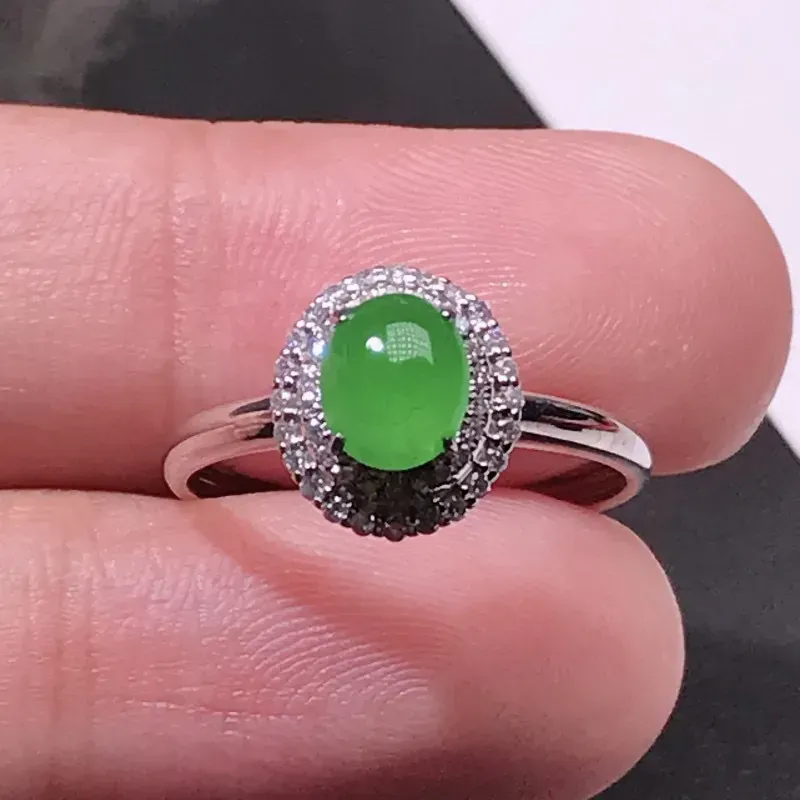 严选推荐 戒指，老坑冰种阳绿色翡翠蛋面女戒指，18k金伴钻精致镶嵌而成，品相佳，佩戴效果佳，尽
