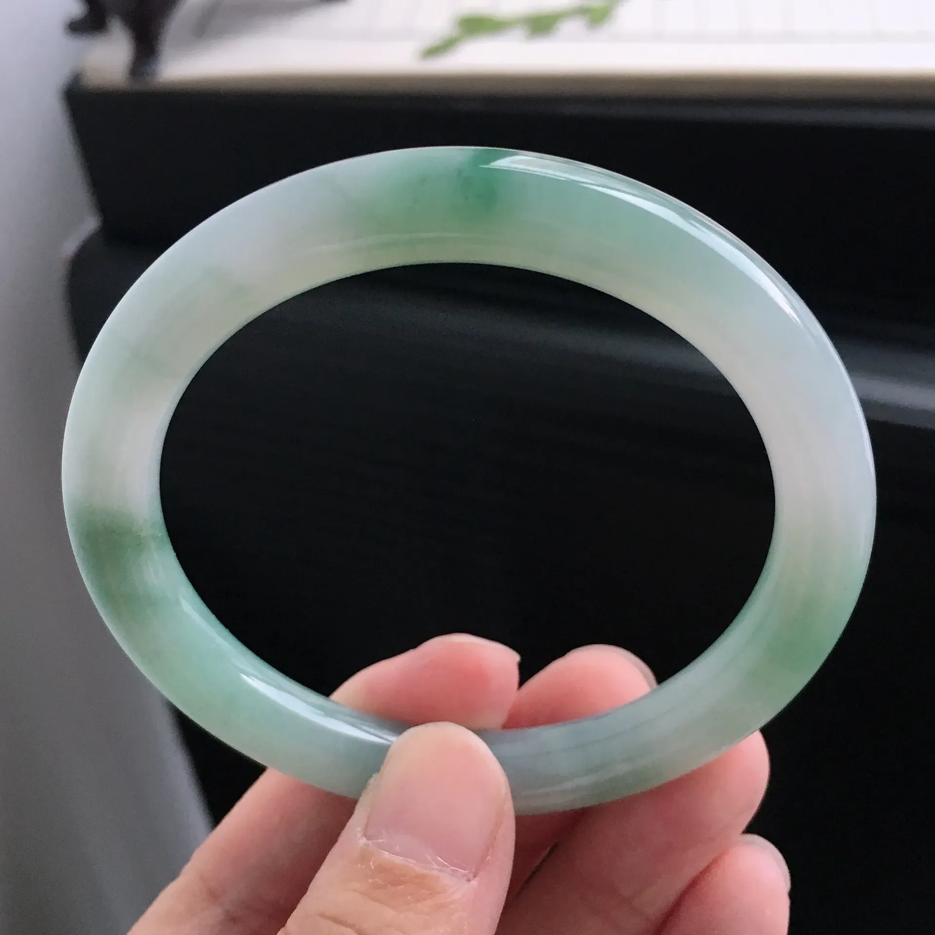 飘绿油圆条手镯，内径：54.2mm天然A货翡翠手镯，玉质细腻 种水足