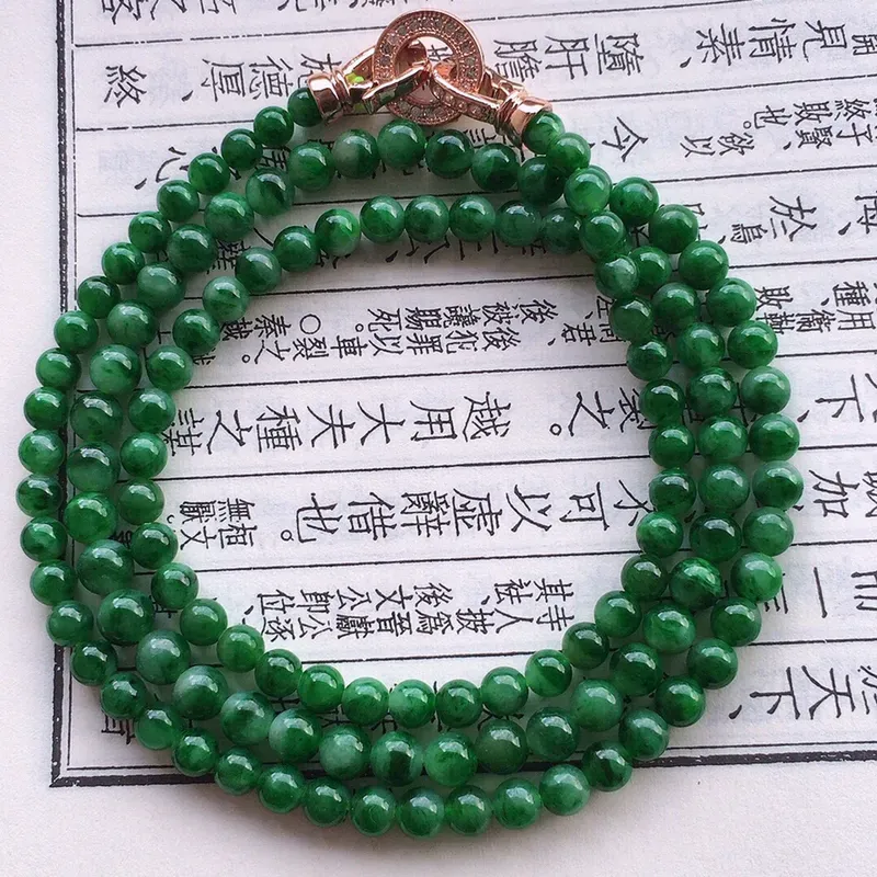 串珠项链，翡翠满辣绿圆珠项链（装饰扣），自然光实拍，玉质细腻莹润，佩戴时尚大方，大颗尺寸：5.2mm