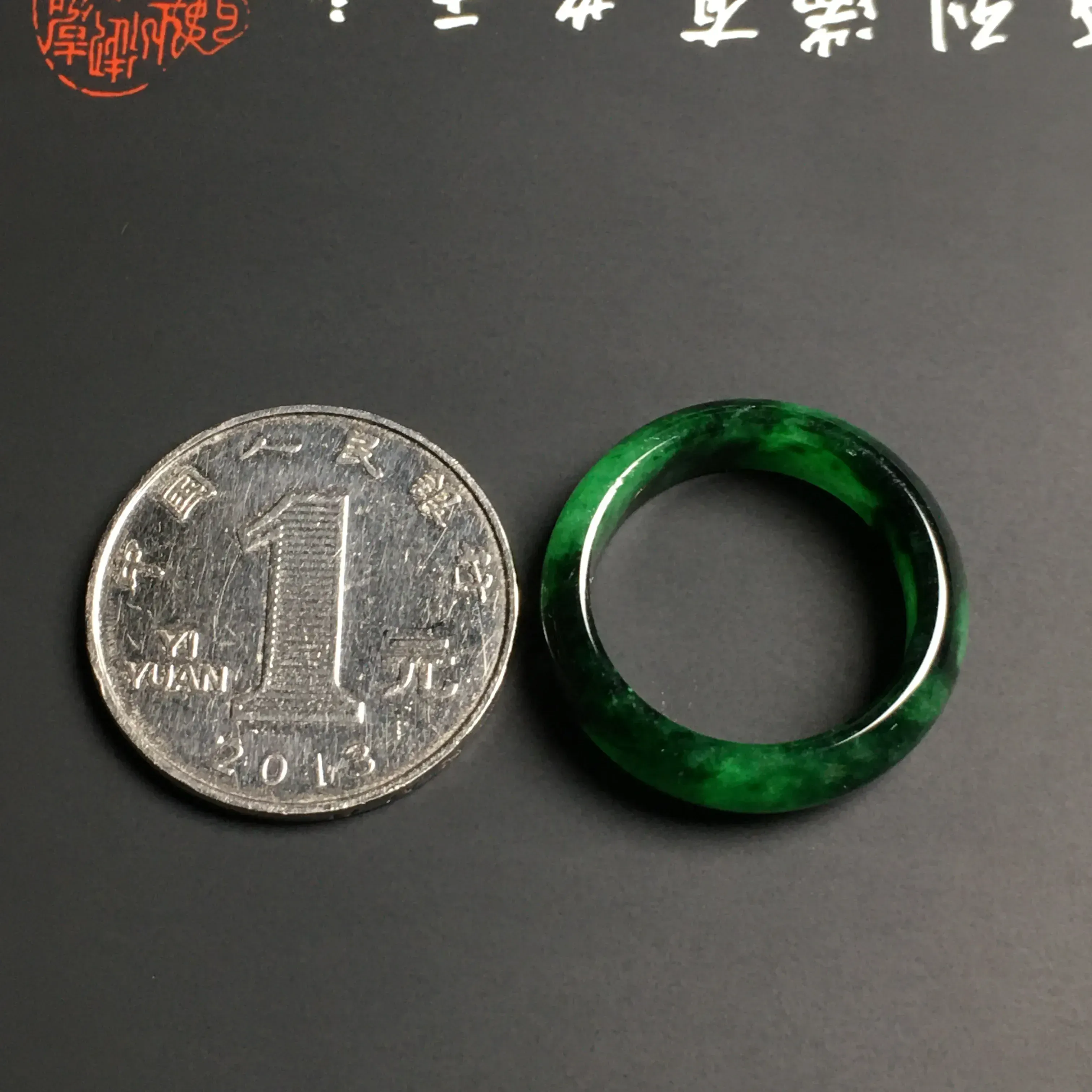 糯化种阳绿指环 内直径18.2毫米 外径24.2宽6.5厚3毫米 翠色艳丽 质地细腻 款式时尚