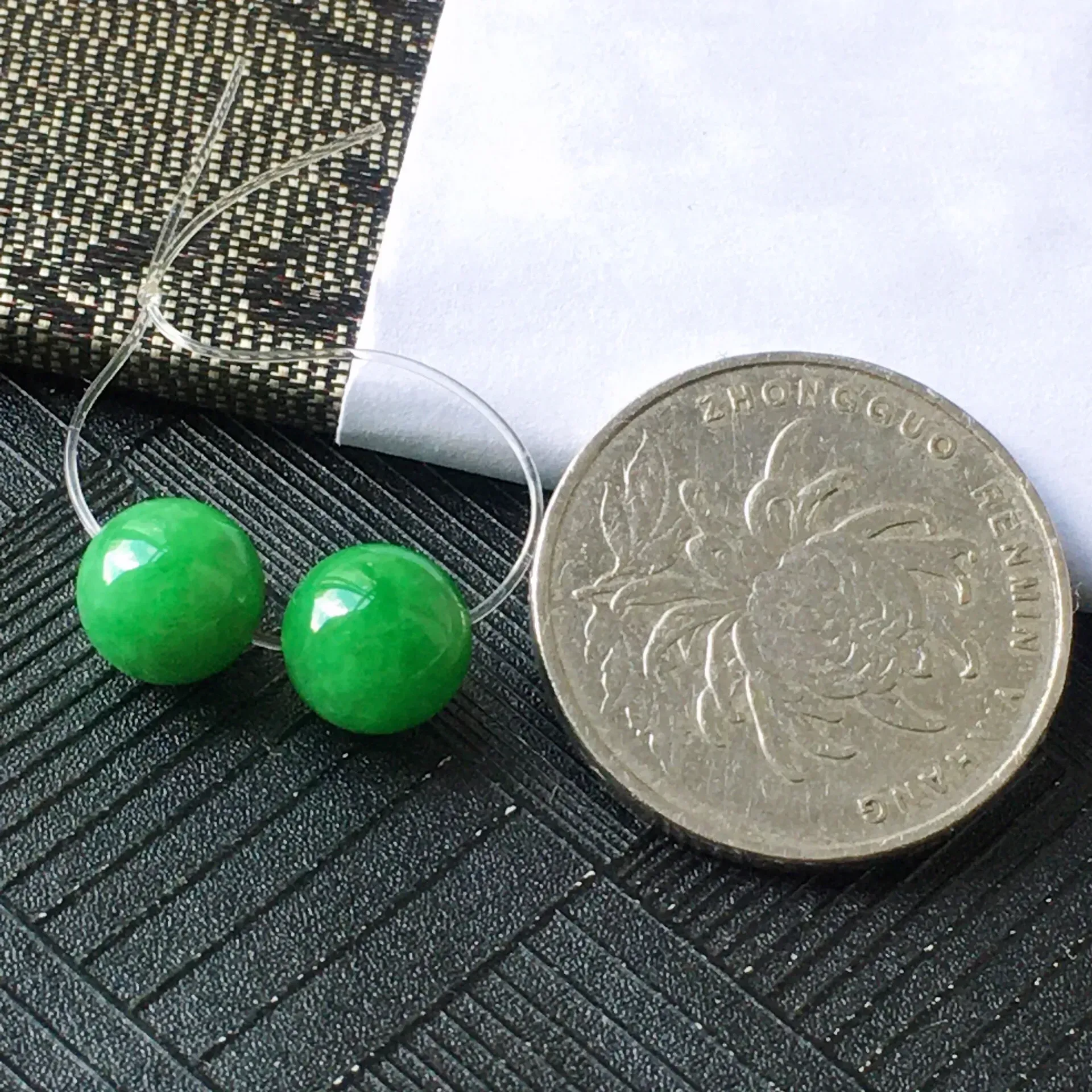 翡翠满阳绿圆珠裸石一对，种水好，玉质细腻，颜色漂亮。