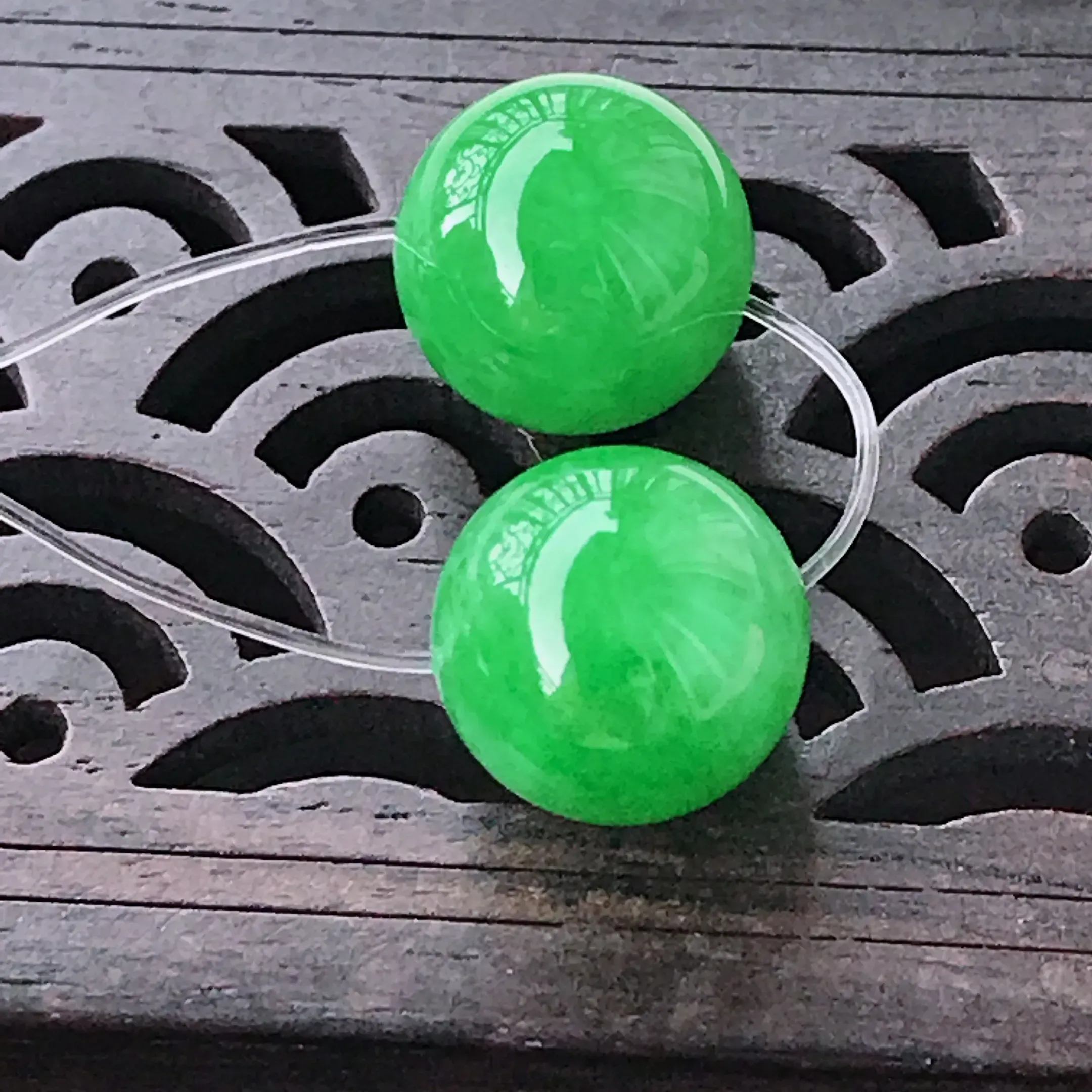 水润满色辣绿精美圆珠翡翠珠子 玉质细腻  冰清玉润  颜色漂亮  尺寸直径9.5