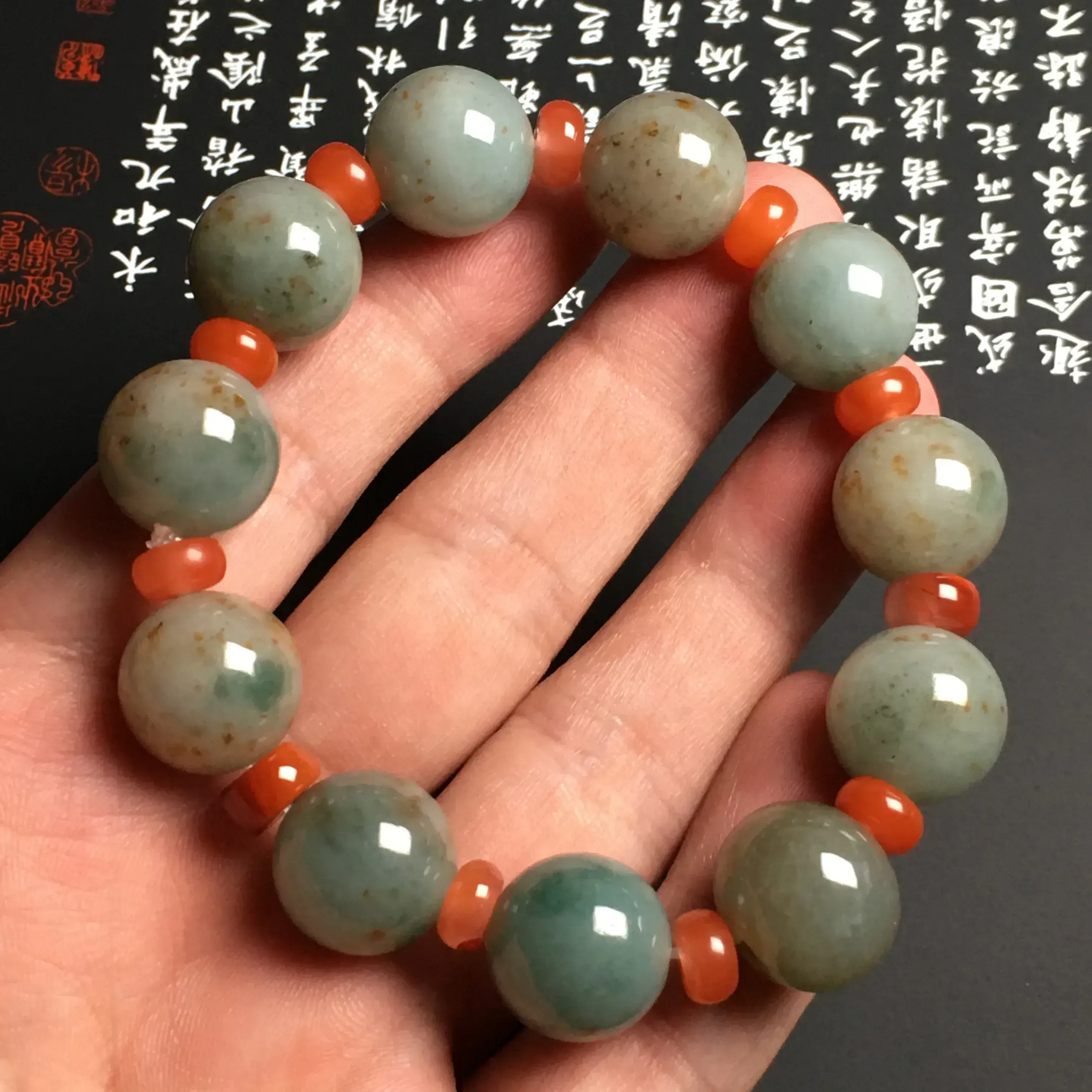 糯化种黄翡飘花手串 11颗 直径15.3毫米 质地细腻 款式时尚 隔珠为南红