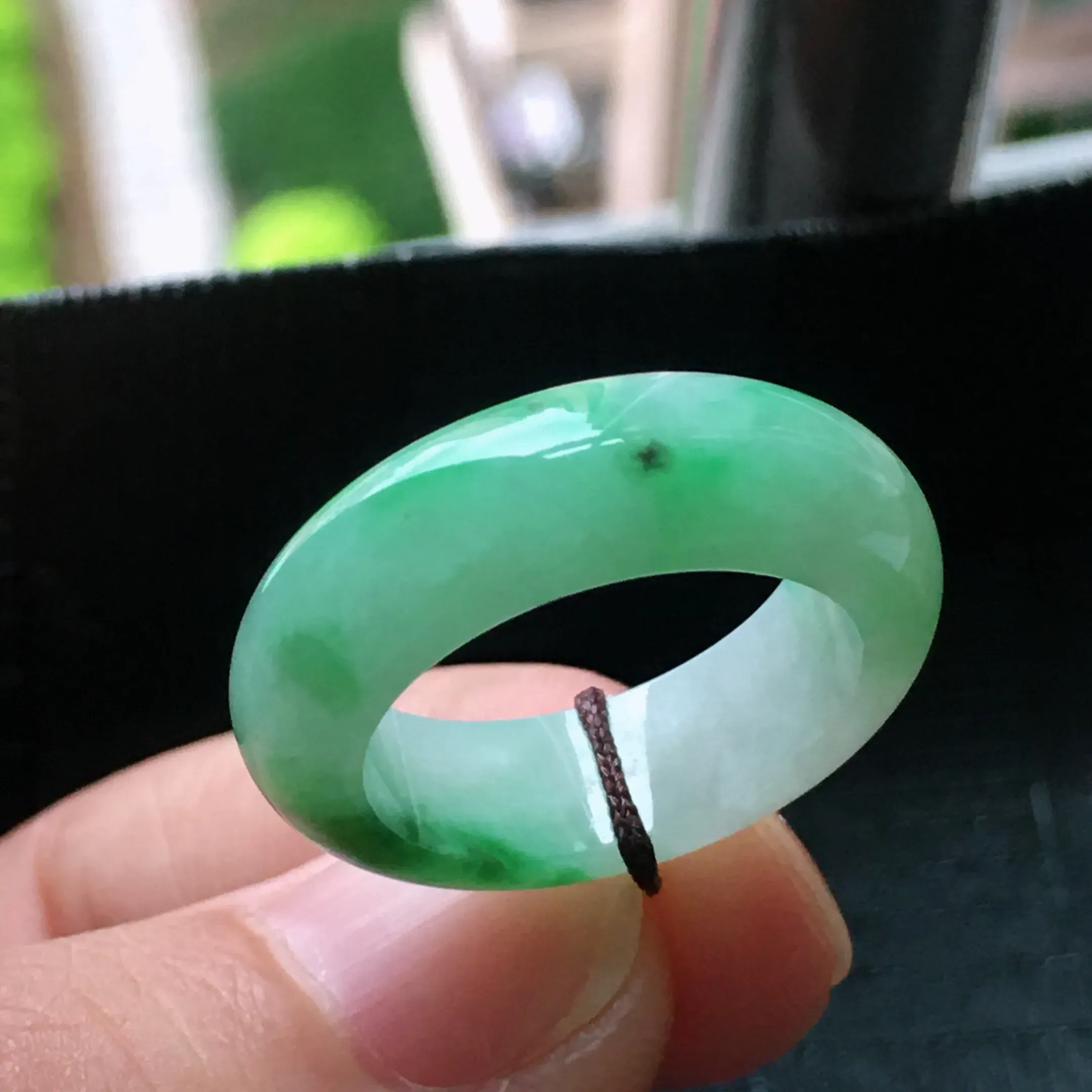 翡翠飘绿戒指，种老水润，玉质细腻，颜色漂亮。内径：17.2mm（15号指圈）