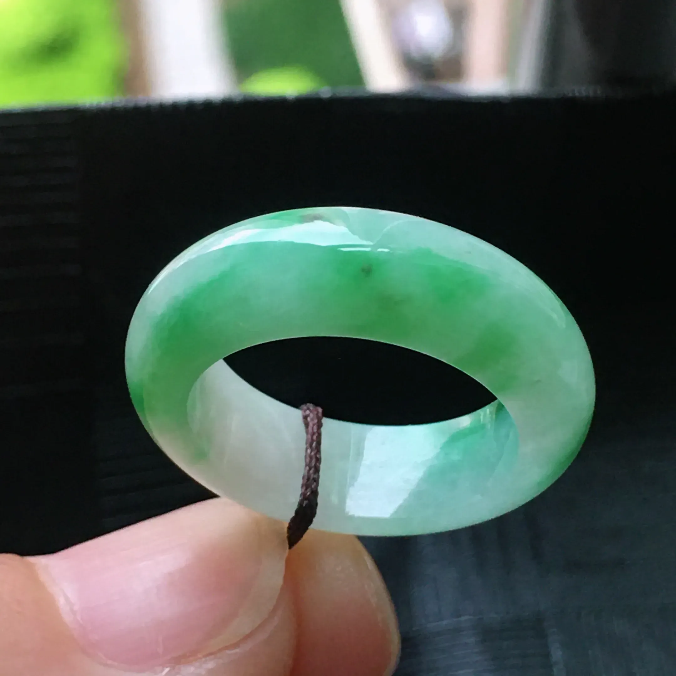 翡翠飘绿戒指，种老水润，玉质细腻，颜色漂亮。内径：17.2mm（15号指圈）