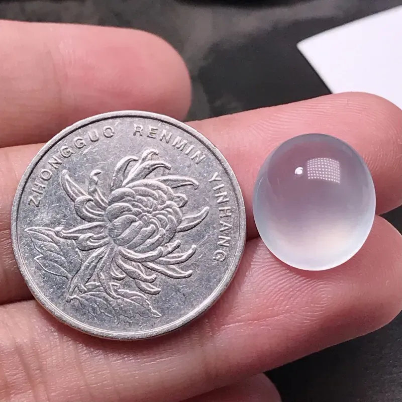 严选推荐蛋面，老坑高冰种近玻璃种起强钢光翡翠大蛋面，裸石饱满圆润，肥嘟嘟的，种水上乘，冰胶感十足，荧光强烈，晶莹剔透，起强玻璃光泽。高收藏价值，高性价比，值得入手。裸石规格约14.5-12.9-6.7毫米