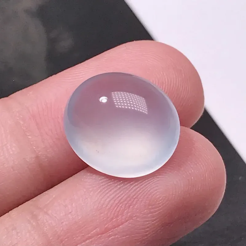 严选推荐蛋面，老坑高冰种近玻璃种起强钢光翡翠大蛋面，裸石饱满圆润，肥嘟嘟的，种水上乘，冰胶感十足，荧光强烈，晶莹剔透，起强玻璃光泽。高收藏价值，高性价比，值得入手。裸石规格约14.5-12.9-6.7毫米
