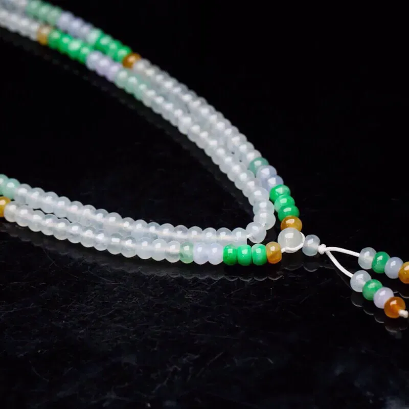 多彩翡翠珠链，共103颗珠子，取其中一颗珠尺寸大约5.4*3.6mm，莹润光泽，实物漂亮，佩戴效果大方优雅