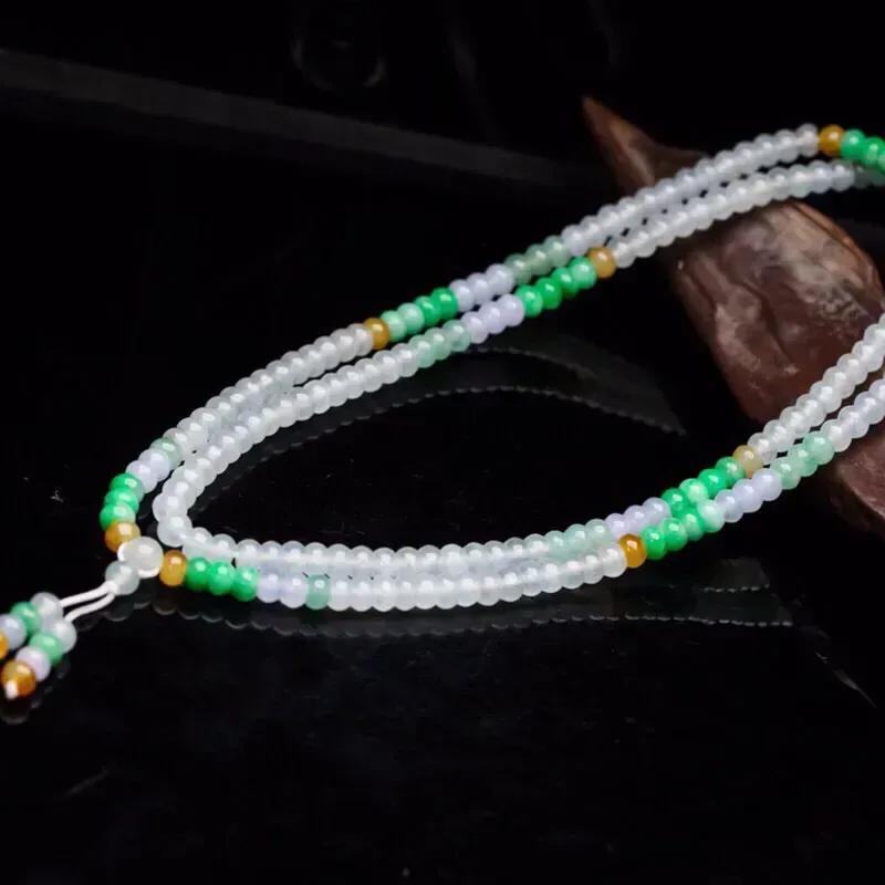 多彩翡翠珠链，共103颗珠子，取其中一颗珠尺寸大约5.4*3.6mm，莹润光泽，实物漂亮，佩戴效果