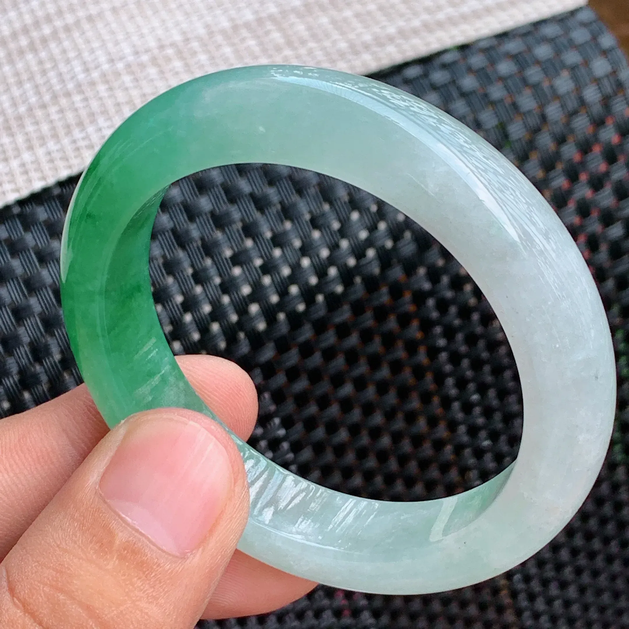 8mm,a货翡翠冰透飘阳绿宽边手镯,玉质通透莹润,色泽艳丽,条形饱满端庄