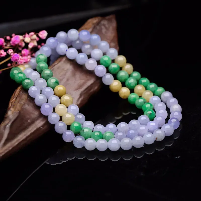 三彩翡翠珠链，共108颗珠子，取其中一颗珠尺寸大约6.7mm，实物漂亮，鲜艳亮丽，有天然杂质，上身