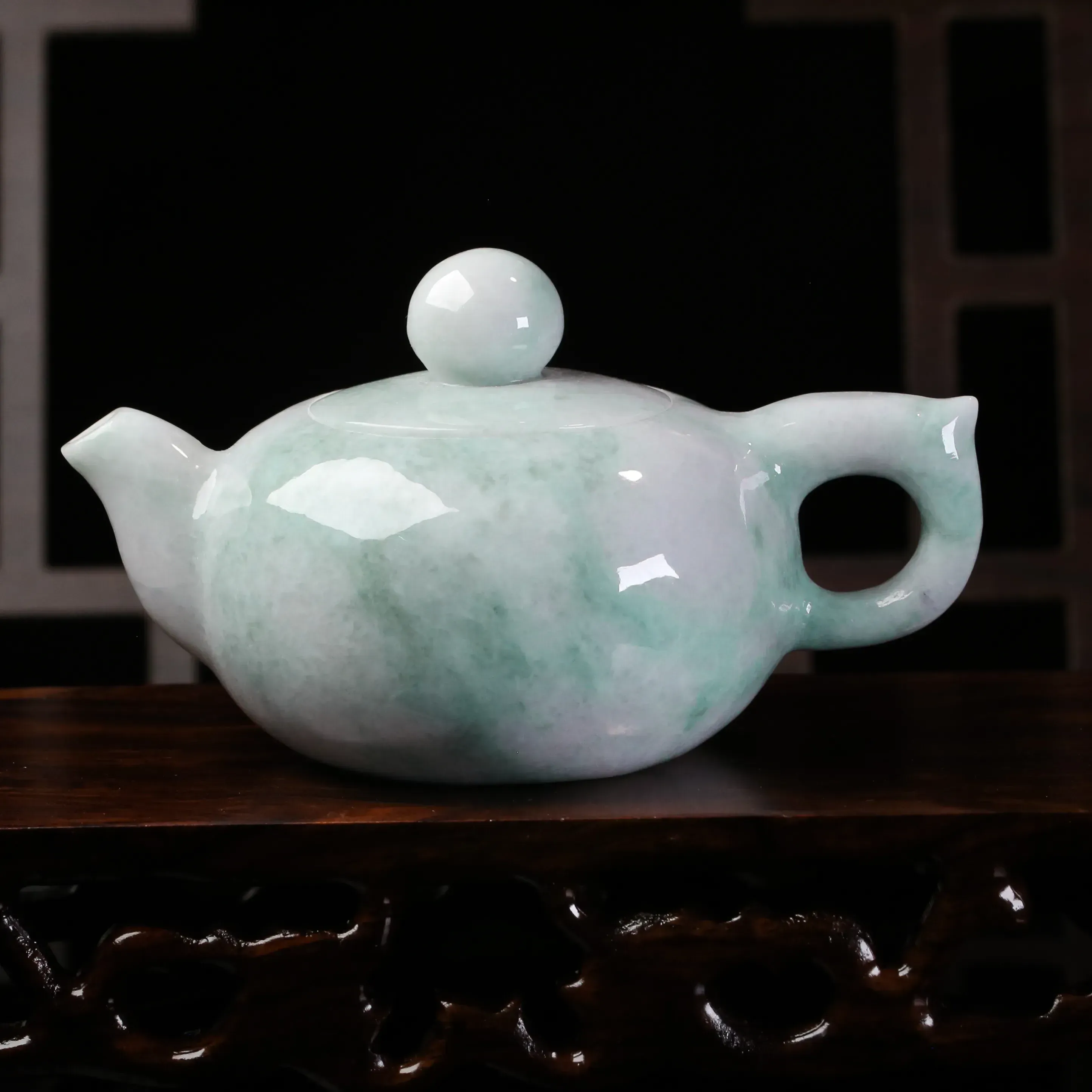 推荐款茶壶翡翠小摆件。手工雕刻，色泽清新，雕琢细致，壶身尺寸：116.8*75.8*64.7mm。配送精美底座。
