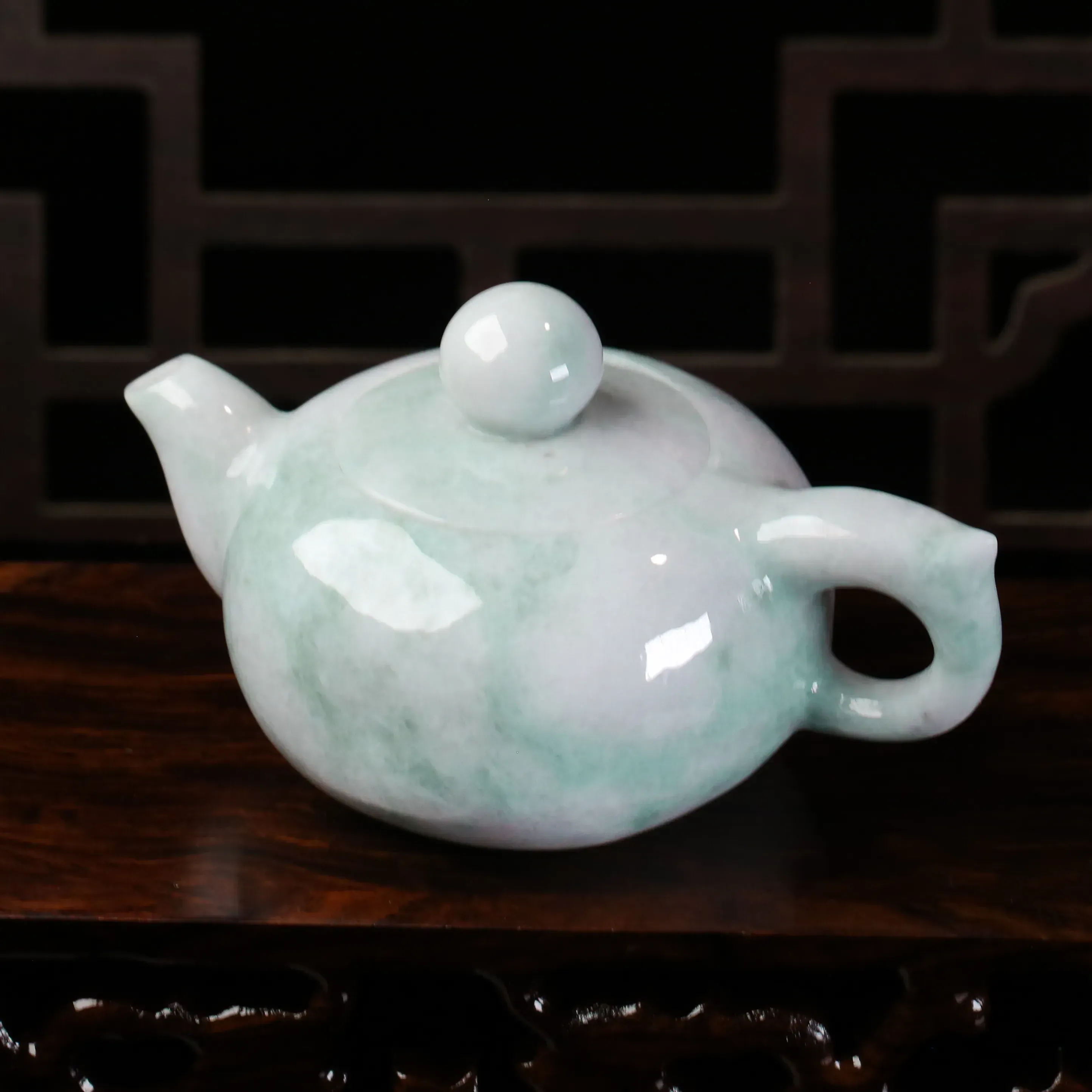推荐款茶壶翡翠小摆件。手工雕刻，色泽清新，雕琢细致，壶身尺寸：116.8*75.8*64.7mm。配送精美底座。