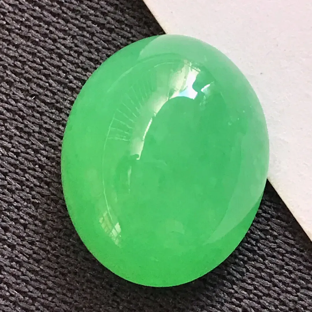 天然翡翠A货满绿蛋面裸石镶嵌件

规格：裸石尺寸 14.8/12.2/6.9mm   
有纹不扣手 