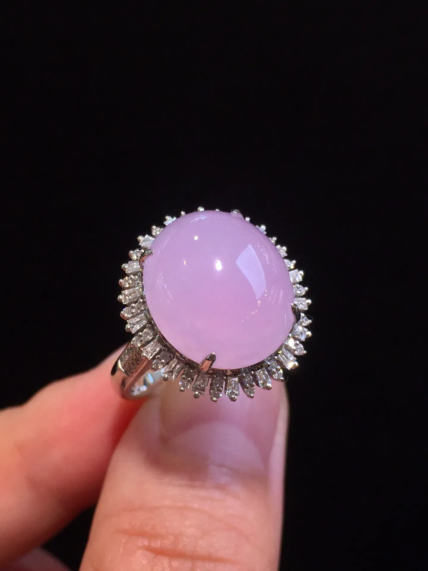 冰粉紫蛋面戒指
粉嫩嫩的 清新灵润
起冰胶感 上手优美大方