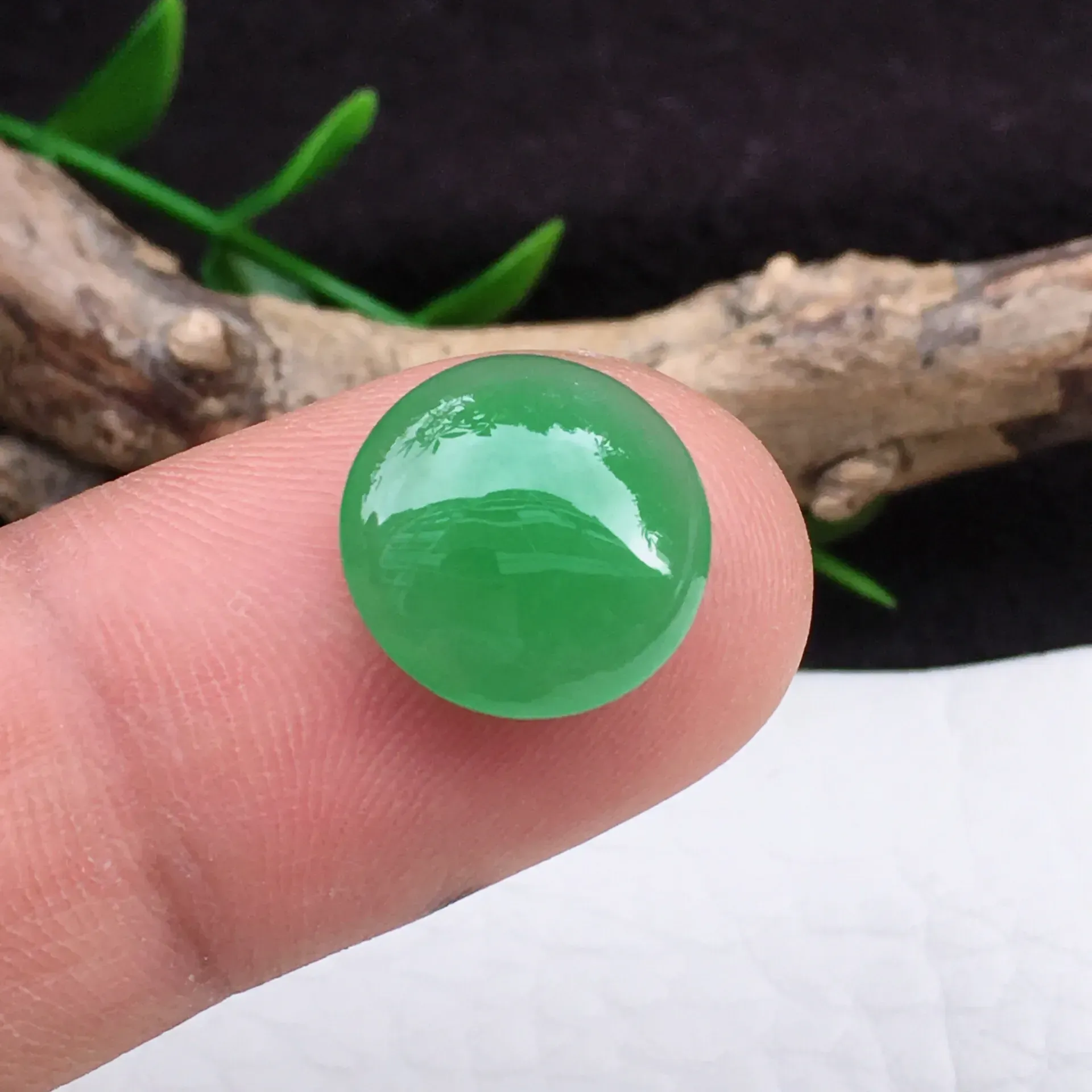 自然光实拍，满绿裸石蛋面，戒指蛋面，种老水足，色泽鲜艳，可镶钳戒指，效果美美，rg约尺寸12*13*4.5mm