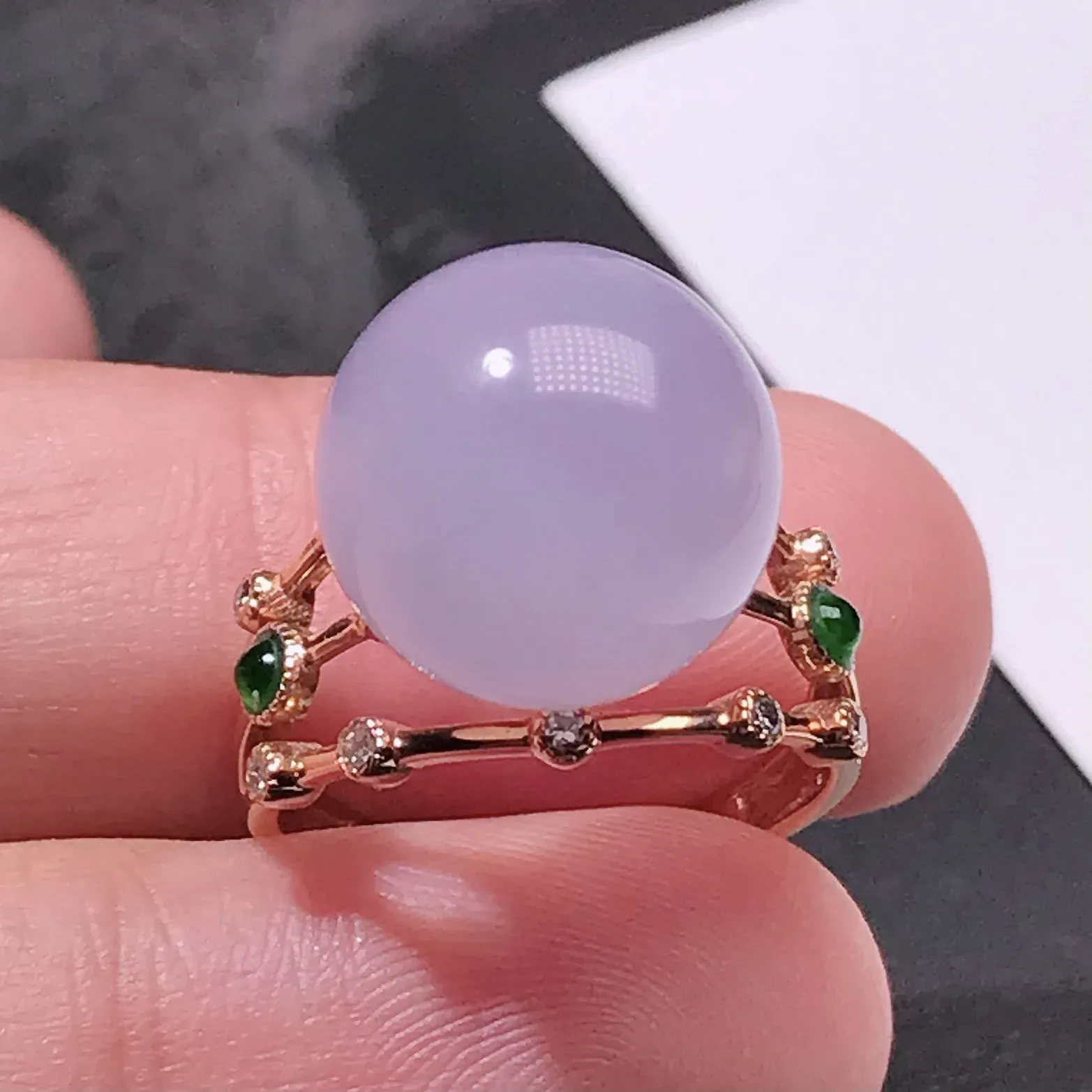 严选推荐 戒指，老坑冰糯种紫罗兰色翡翠大圆珠女戒指，18k金钻镶嵌而成，尺寸够大，品相佳，佩戴