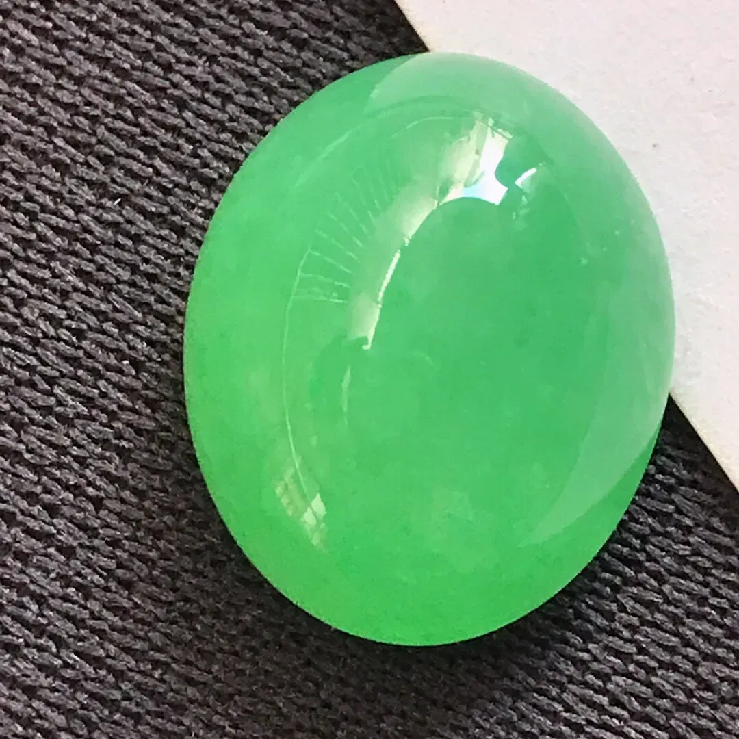 天然翡翠A货满绿蛋面裸石镶嵌件

规格：裸石尺寸 14.8/12.2/6.9mm   
有纹不扣手 
