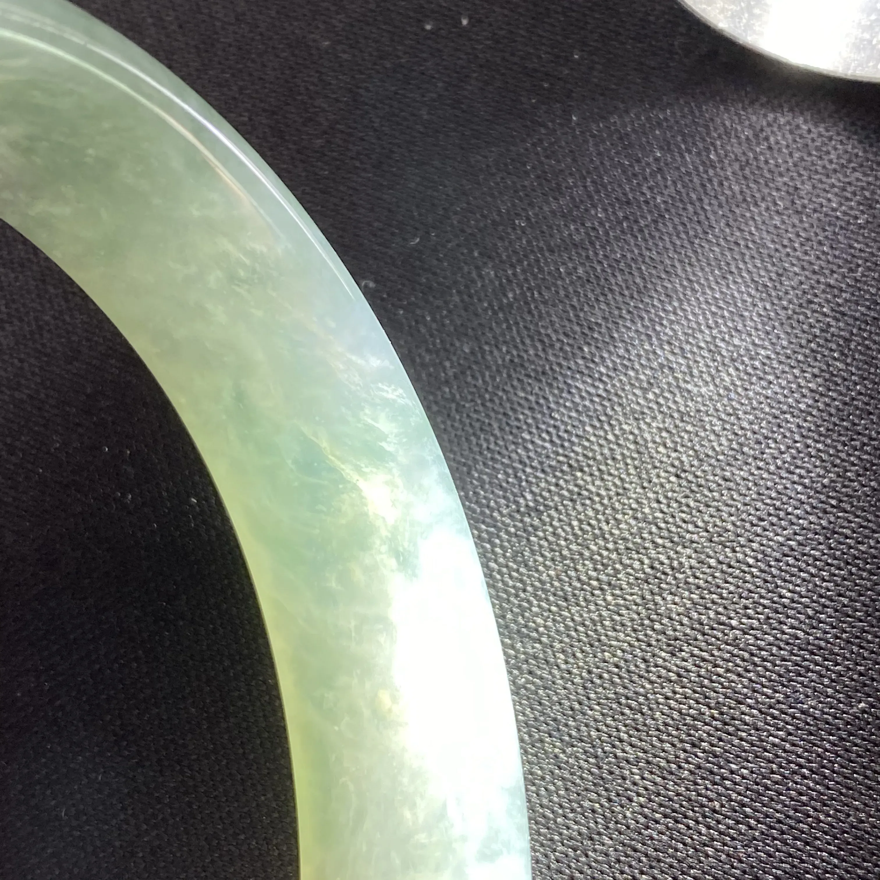 贵妃55.3mm，天然翡翠冰糯种飘绿手镯，玉质细腻，色泽清爽，自然光实拍，有纹。