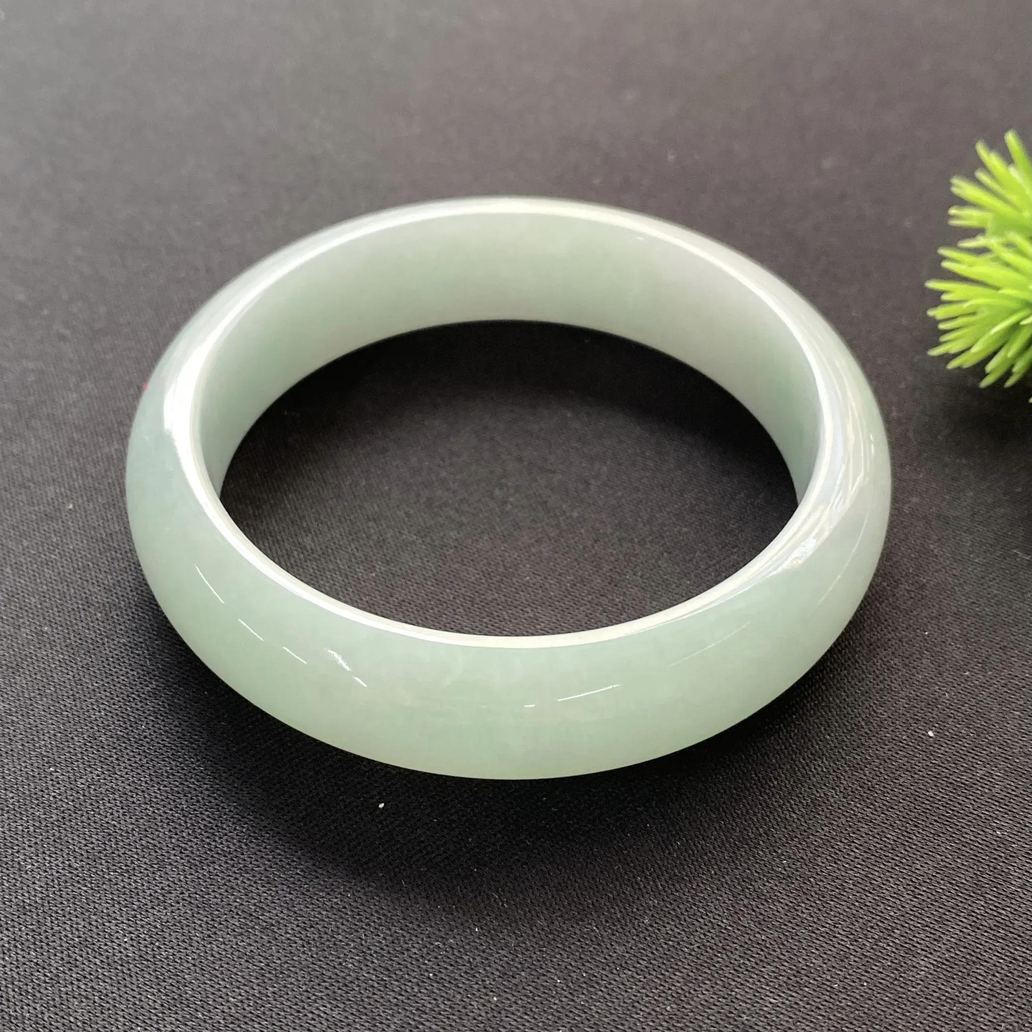 正圈57.4mm,天然翡翠冰糯种浅绿手镯,玉质细腻,色泽清爽,自然光实拍.