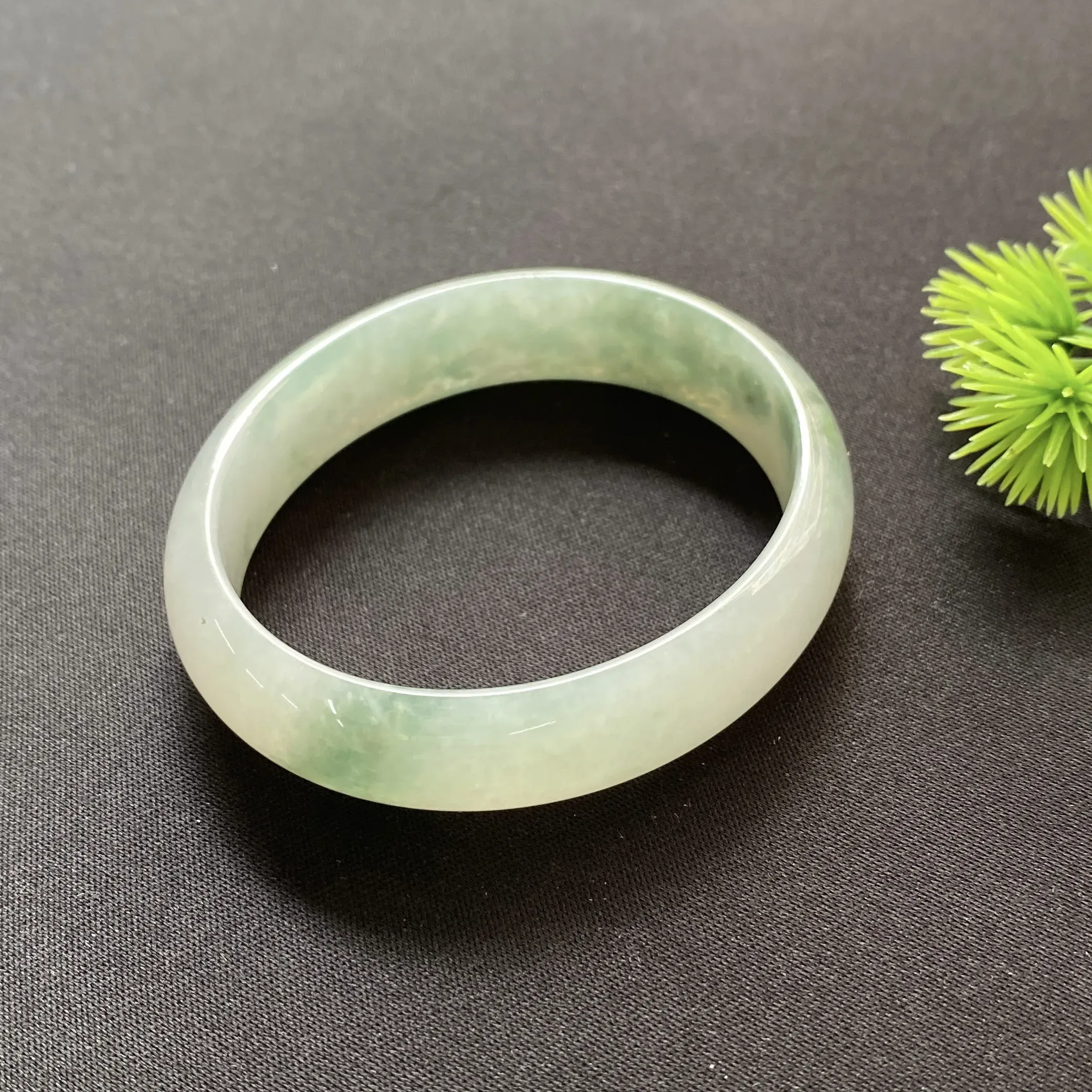 贵妃55.3mm，天然翡翠冰糯种飘绿手镯，玉质细腻，色泽清爽，自然光实拍，有纹。