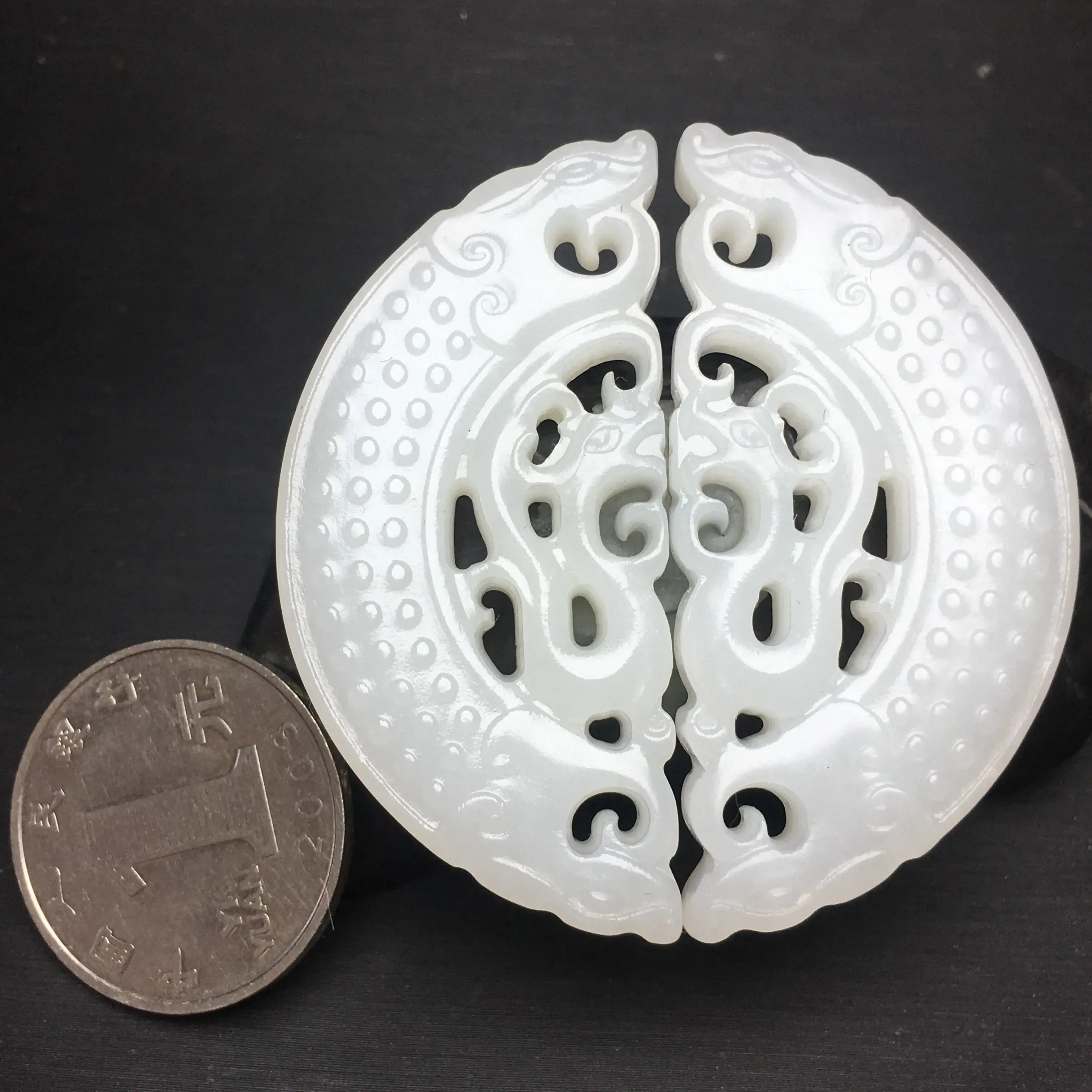 6克,新疆和田玉羊脂龙凤牌,白度一级,镂空设计雕刻,苏工名家作品,玉质