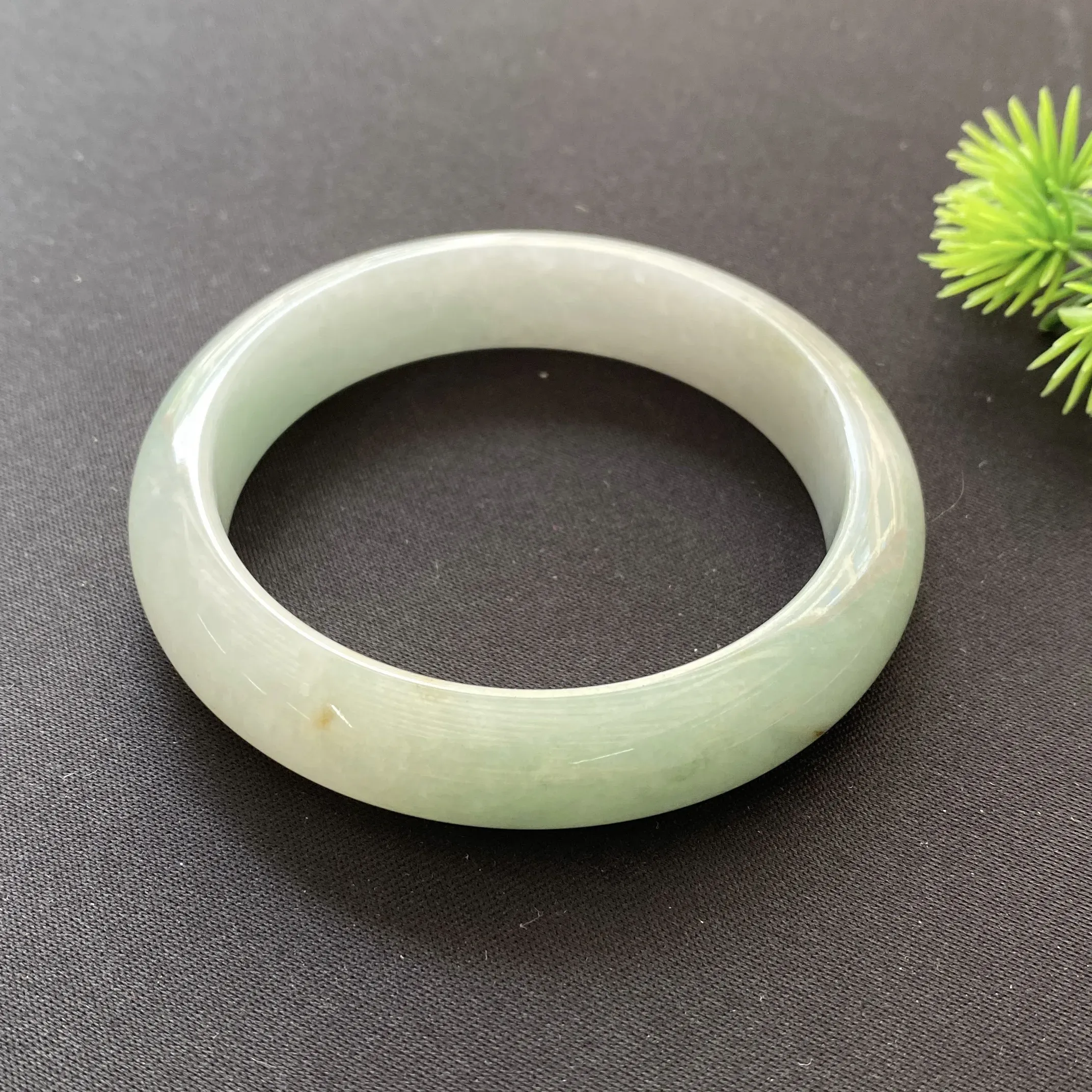 正圈58.5mm，天然翡翠冰糯种飘绿手镯，玉质细腻，色泽清爽，自然光实拍。