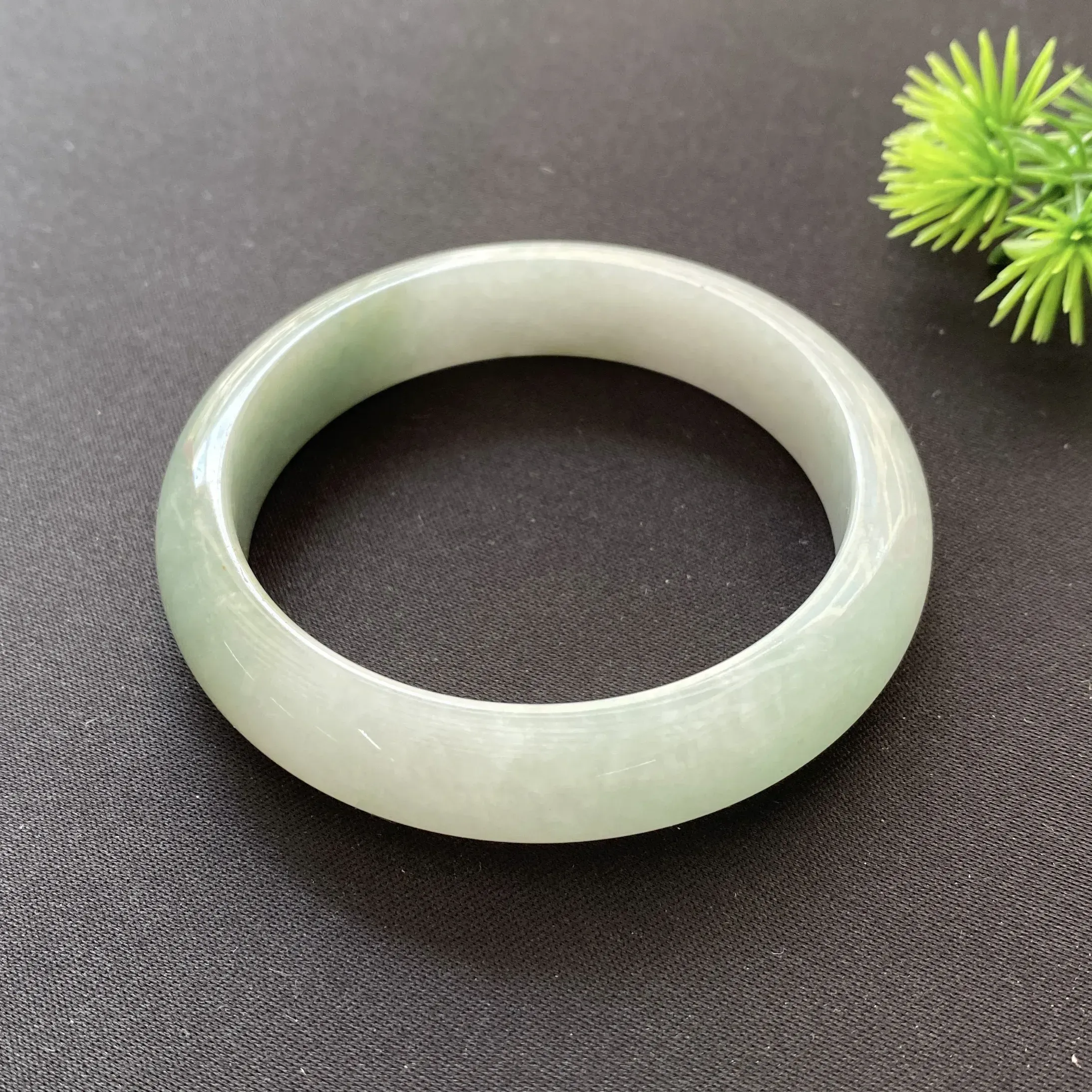 正圈58.5mm，天然翡翠冰糯种飘绿手镯，玉质细腻，色泽清爽，自然光实拍。