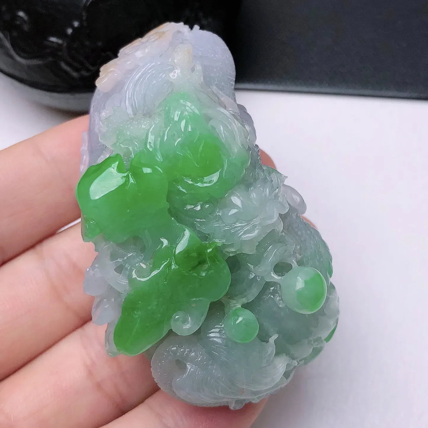 天然翡翠A货，精美水润玉质细腻，料子细种水好精雕细刻冰润双彩黄加绿龙牌手把件 尺寸71.6*40.4*35.3mm