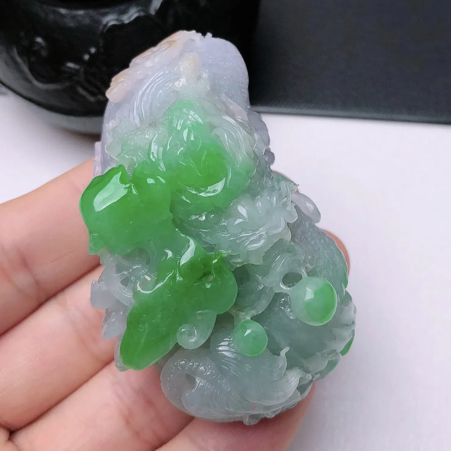天然翡翠A货，精美水润玉质细腻，料子细种水好精雕细刻冰润双彩黄加绿龙牌手把件 尺寸71.6*40.4*35.3mm