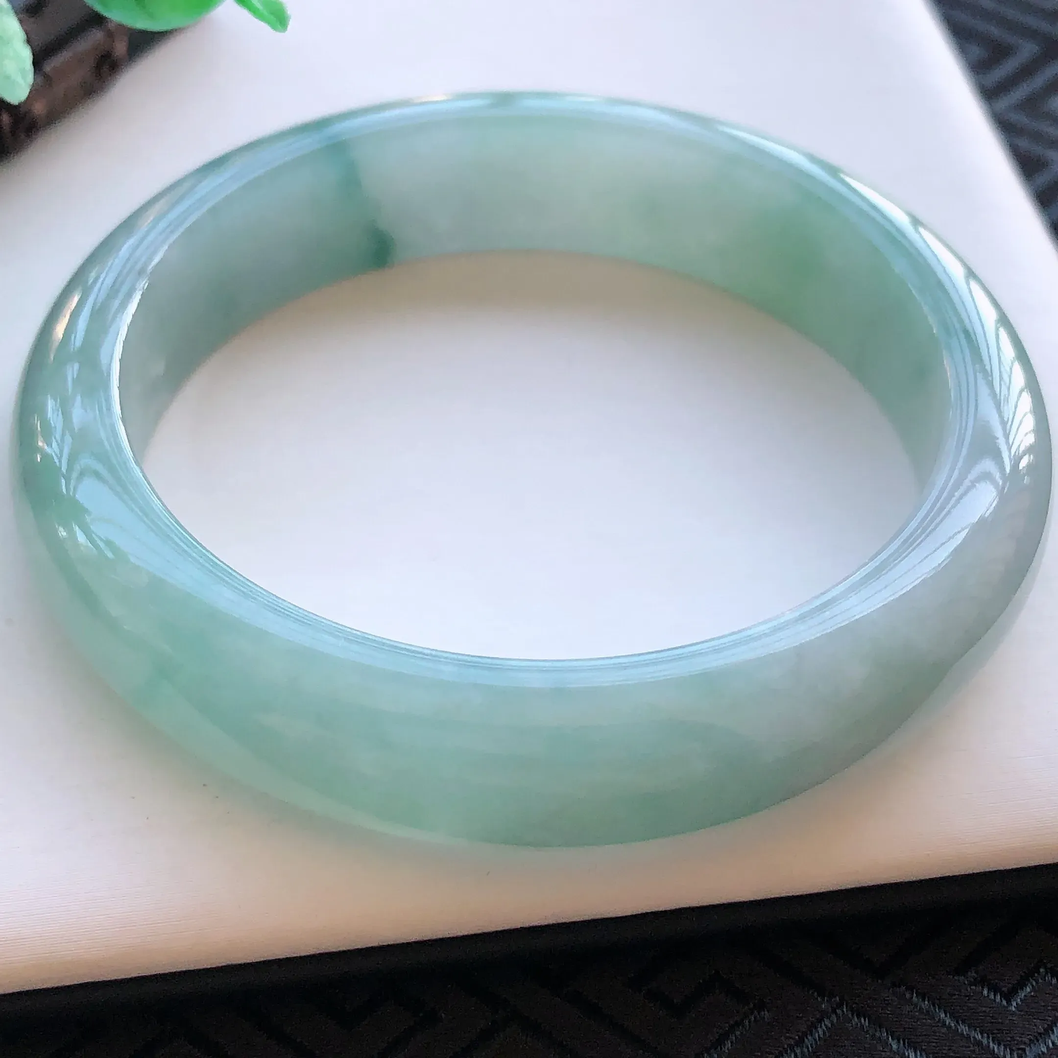 9圈口,冰润飘绿天然a货翡翠正圈手镯,料子细腻,种水足,色泽佳,上手