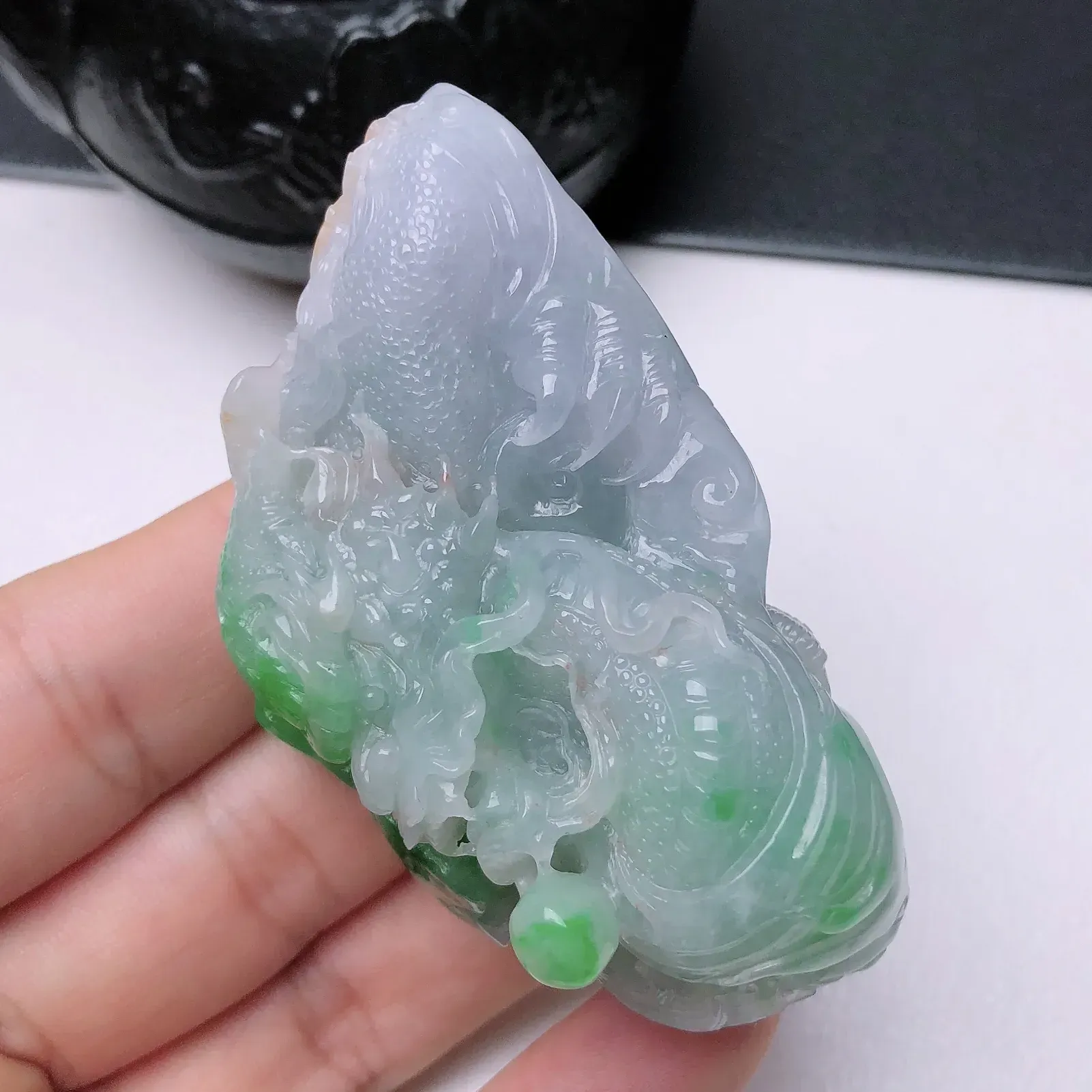 天然翡翠A货，精美水润玉质细腻，料子细种水好精雕细刻冰润双彩黄加绿龙牌手把件 尺寸71.6*40.4*35.3mm