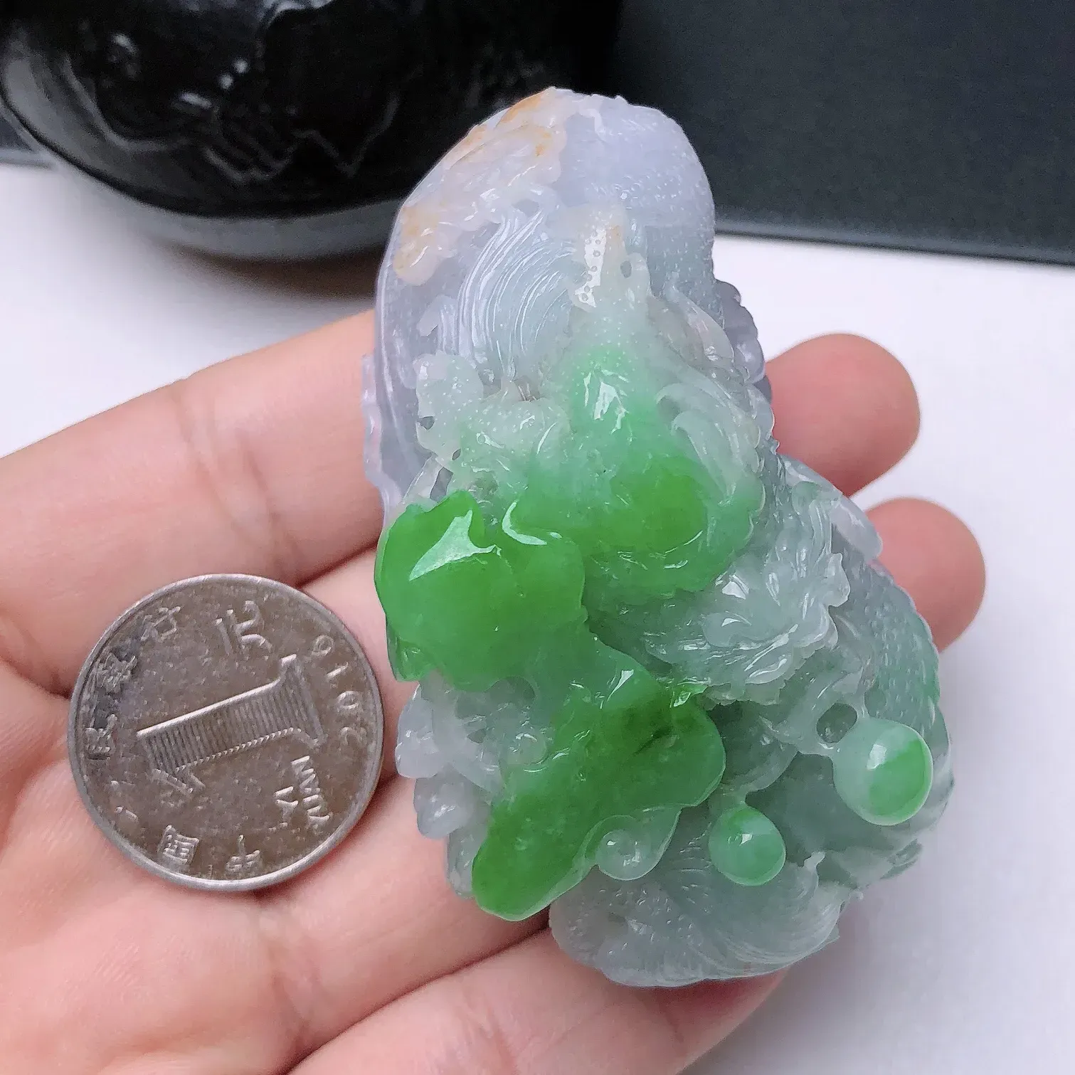 天然翡翠A货，精美水润玉质细腻，料子细种水好精雕细刻冰润双彩黄加绿龙牌手把件 尺寸71.6*40.4*35.3mm