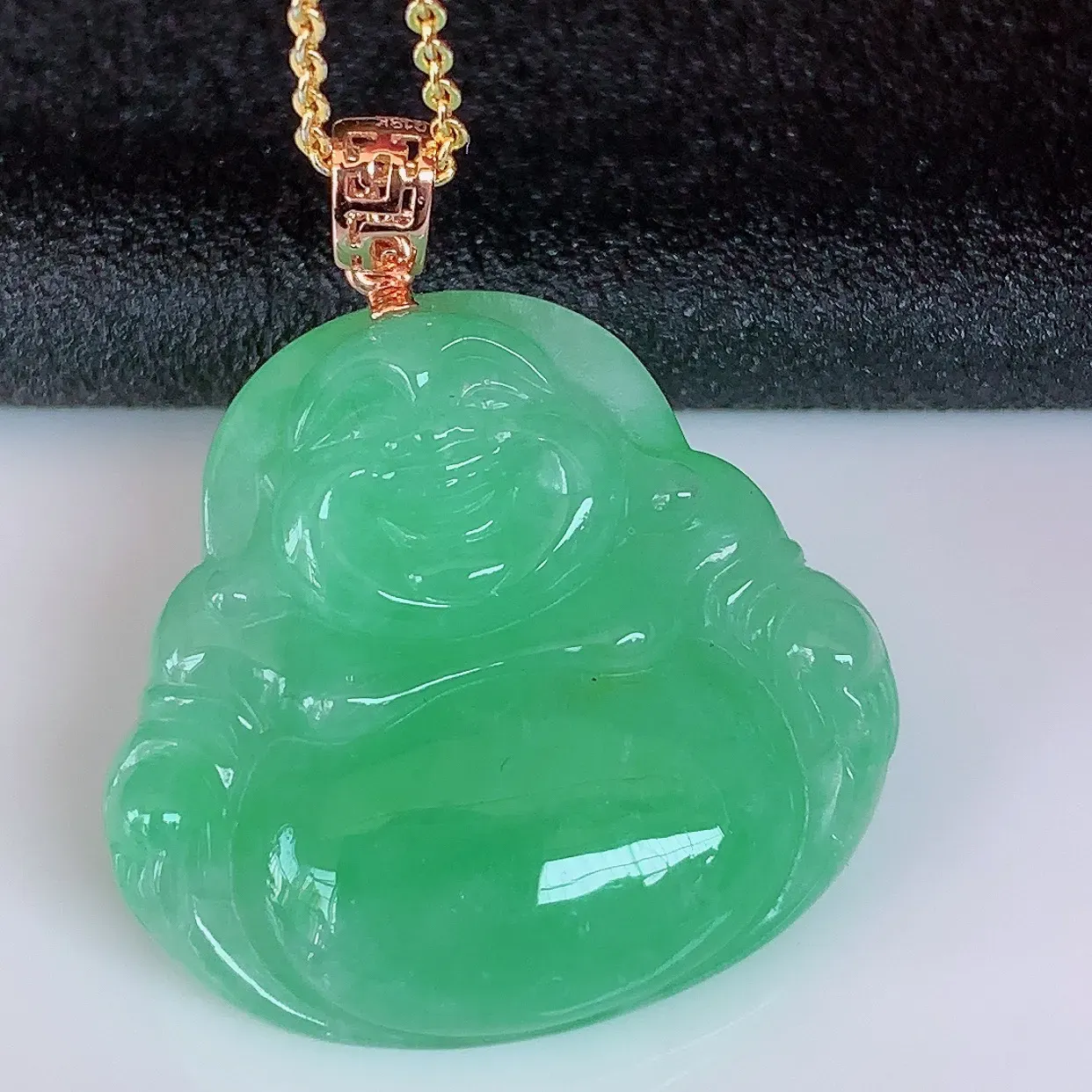 自然光实拍,18k金镶嵌满绿佛公吊坠,冰润饱满, 佛公亦保平安,寓意有福